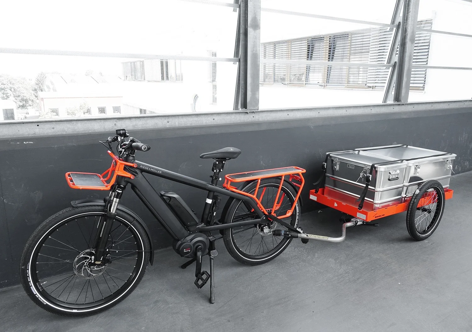 E-Bike mit Fahrradanhänger und Alubox
