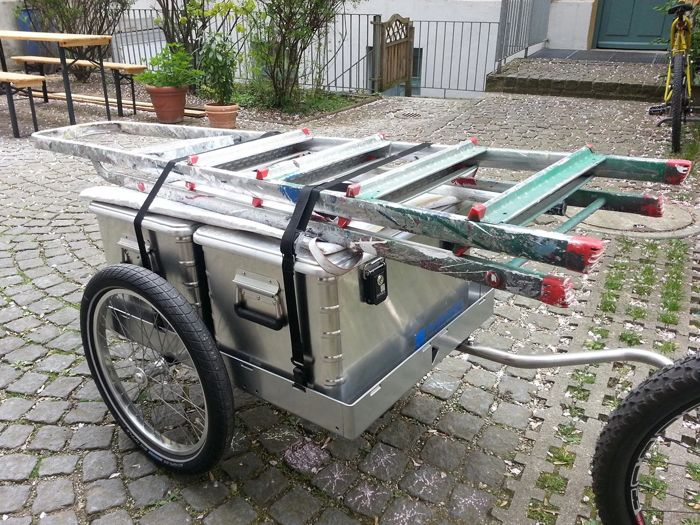 Fahrradanhänger mit Leiter und Werkzeug