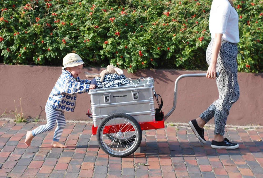 Hinterher als Handwagen zu Fuß geschoben