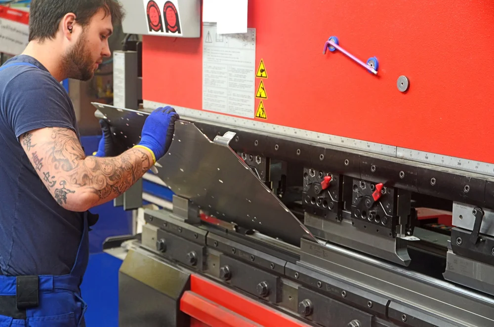 Aluminiumplatte wird zur Anhängerwanne gekantet und verschweißt