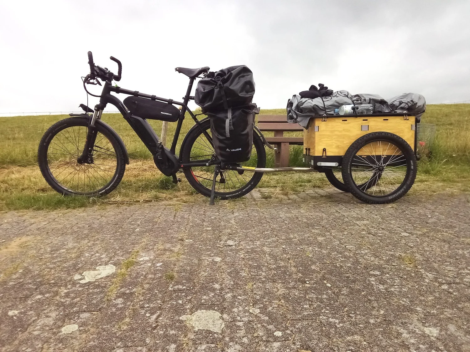 E-Bike mit Hinterher Hmax mit Holzbordwand auf einem Feldweg in Dänemark