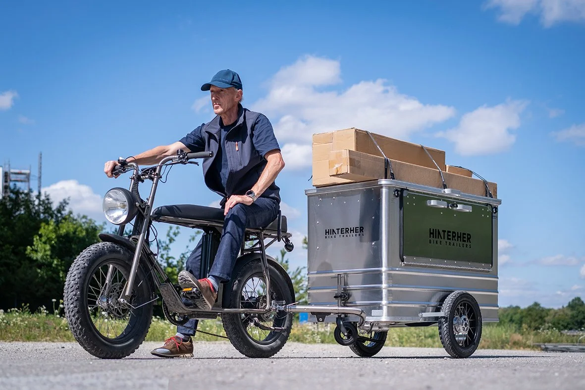 Der Paketdienstanhänger