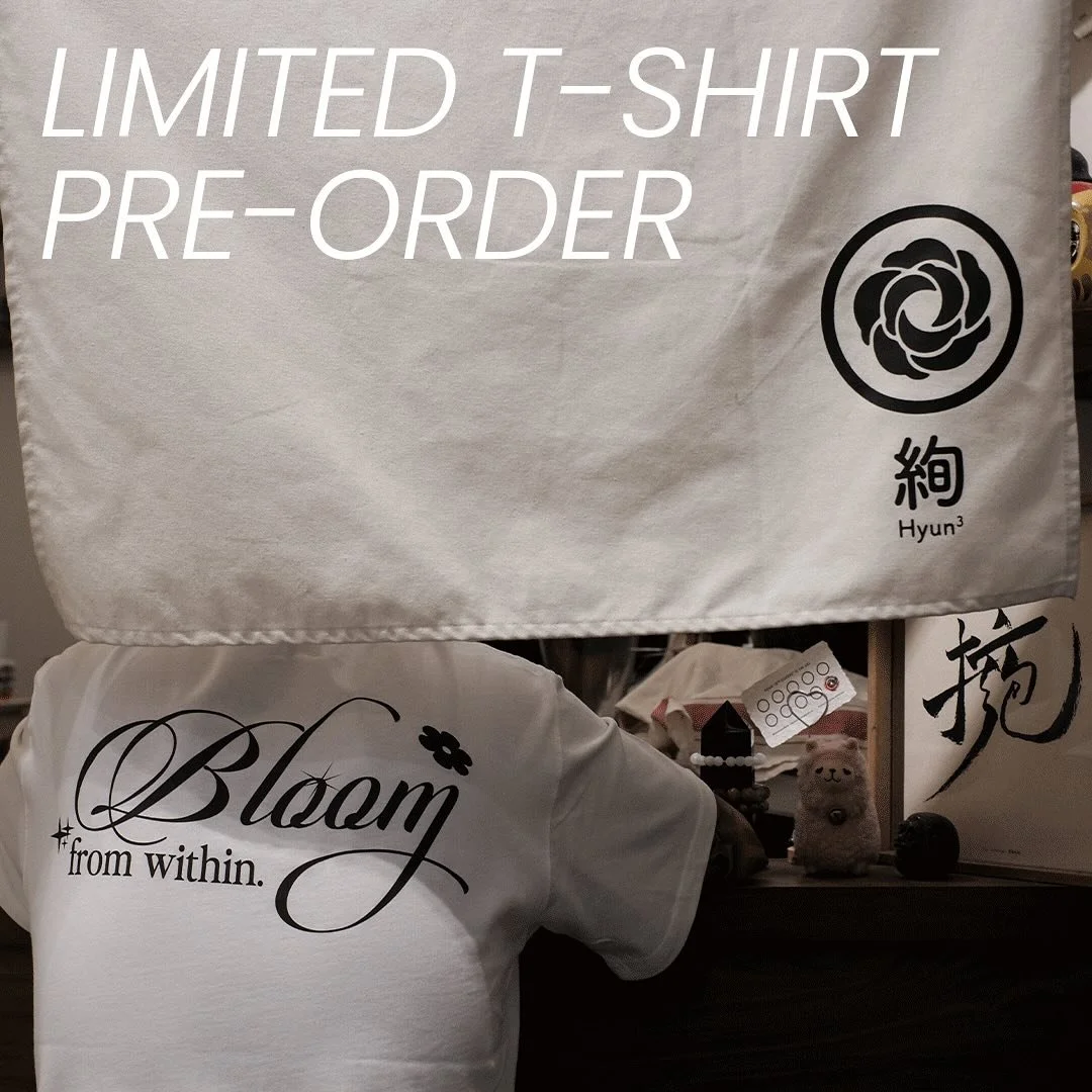 絢Hyun3 Limited T-Shirt Pre-Order

截單日期：31/10/2024
到貨日期：截單後 14日左右（11月中旬）

訂購流程：
1. 填寫此Google Form
2. 付款後截圖上載到表格內提交以確認下訂
3. 到貨後將會通知客人寄出

❇️LINK IN BIO
如有問題請IG DM / Whatsapp查詢