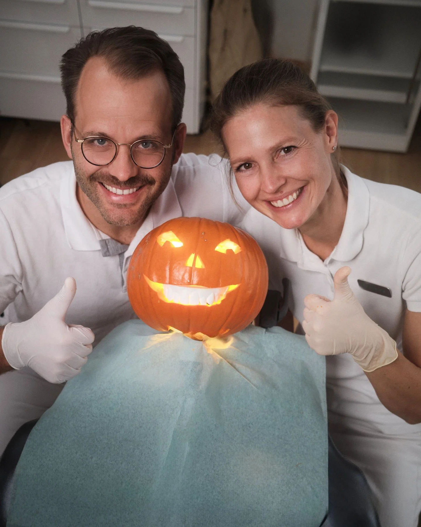 𝖍𝖆𝖕𝖕𝖞 𝖍𝖆𝖑𝖑𝖔𝖜𝖊𝖊𝖓! 🎃
Kein Wunder, dass unser Patient Mr. P. Pumpkin bis über beide Ohren ein strahlendes Lächeln zeigt, denn eine solche doppelte Doktor-Hug-Behandlung hat wirklich Seltenheitswert! Doch dieser außergew&ou