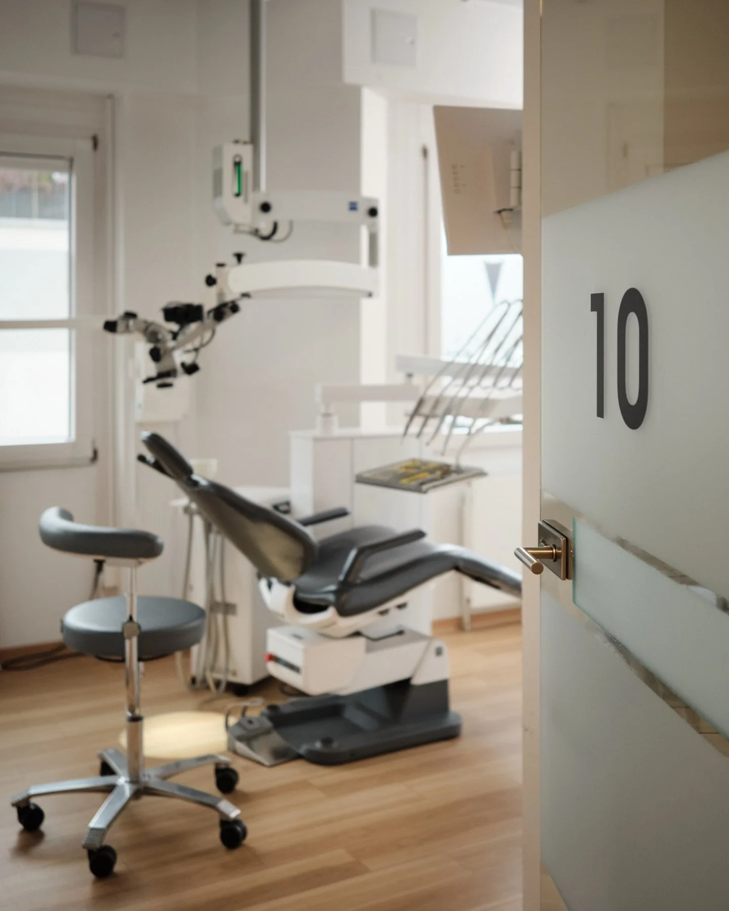 𝐖𝐢𝐥𝐥𝐤𝐨𝐦𝐦𝐞𝐧 𝐢𝐧 𝐙𝐢𝐦𝐦𝐞𝐫 𝟏𝟎
F&uuml;r unsere Patientinnen und Patienten war es &uuml;ber Jahre selbstverst&auml;ndlich: Sobald ihr Name aufgerufen wurde, ging es aus dem Wartezimmer immer nach links, denn dort lagen unsere beiden Behan