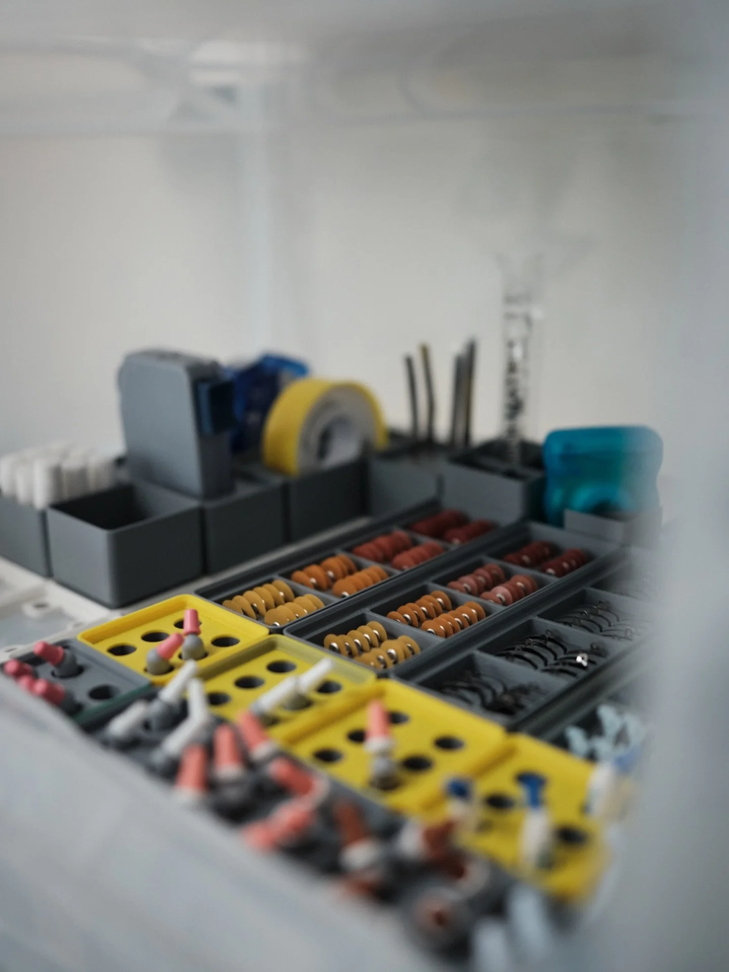 𝐀𝐥𝐥𝐞𝐬 𝐠𝐫𝐢𝐟𝐟𝐛𝐞𝐫𝐞𝐢𝐭 🧰
Was auf den ersten Blick wie eine schlichte Box aussieht, ist in Wirklichkeit ein kleines Ordnungswunder f&uuml;r unsere Behandlungen: ein Material-Tub, in dem alles steckt, was wir f&uuml;r eine F&uuml;llung ben&