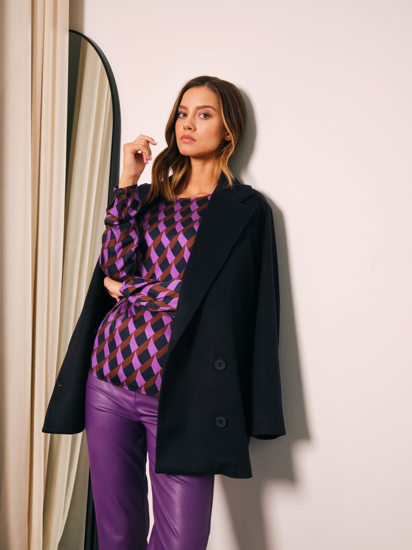 JACKET
34-4471-4065
BLOUSE
34-6173-3044
LEATHER PANTS
34-7111-2157