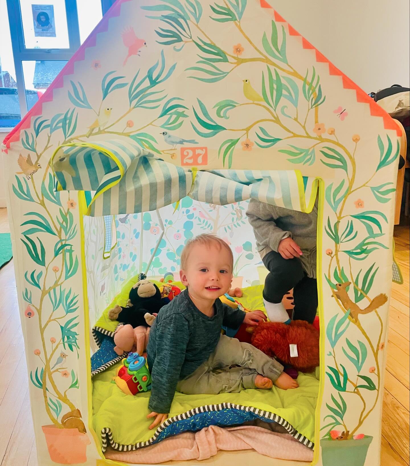 This week we took a choo choo train 🚂 ride to Giant Panda&rsquo;s 🐼 building site! 👷🏻 

At Munchkin and Me we love letting our imaginations run wild &hellip;  bringing stories to life through fun activities, sensory experiences, music and loads o