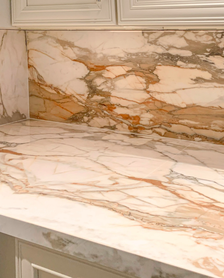 Daltile Panoramic Calacatta Topaz porcelain close up in a kitchen