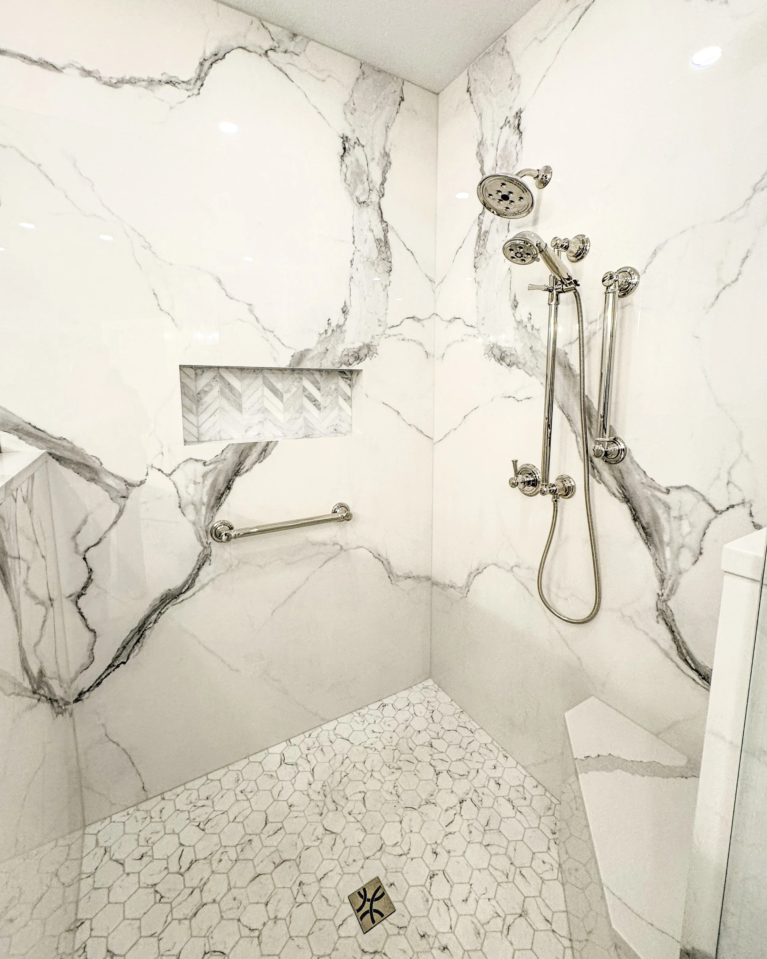 Porcelain shower with large slabs, neutral tones, and contemporary design