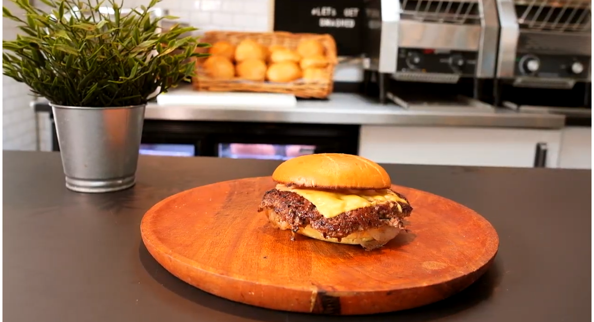 Feast Smashed Burger auf der Ausgabe beim Feast Foodtruck