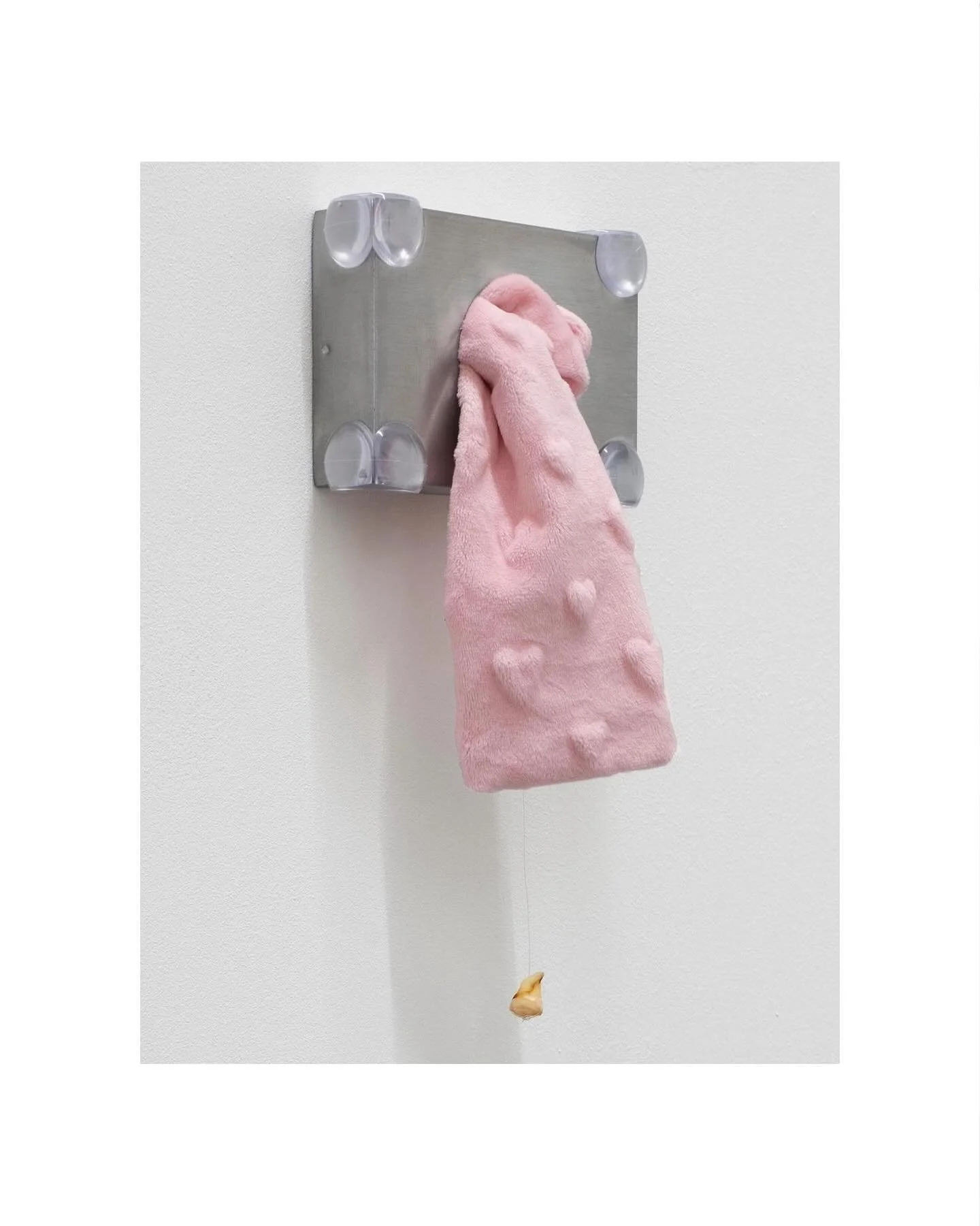 12 DAYS OF ACADEMY CHRISTMAS 🌟 Today we are highlighting our Academy 2025 artist Len Bay @_lenbay_ from the Hochschule f&uuml;r Grafik und Buchkunst Leipzig @hgbleipzig 

Details:
Poor little dead bird (part2), (2024)
Hygiene bag dispenser, edge pro