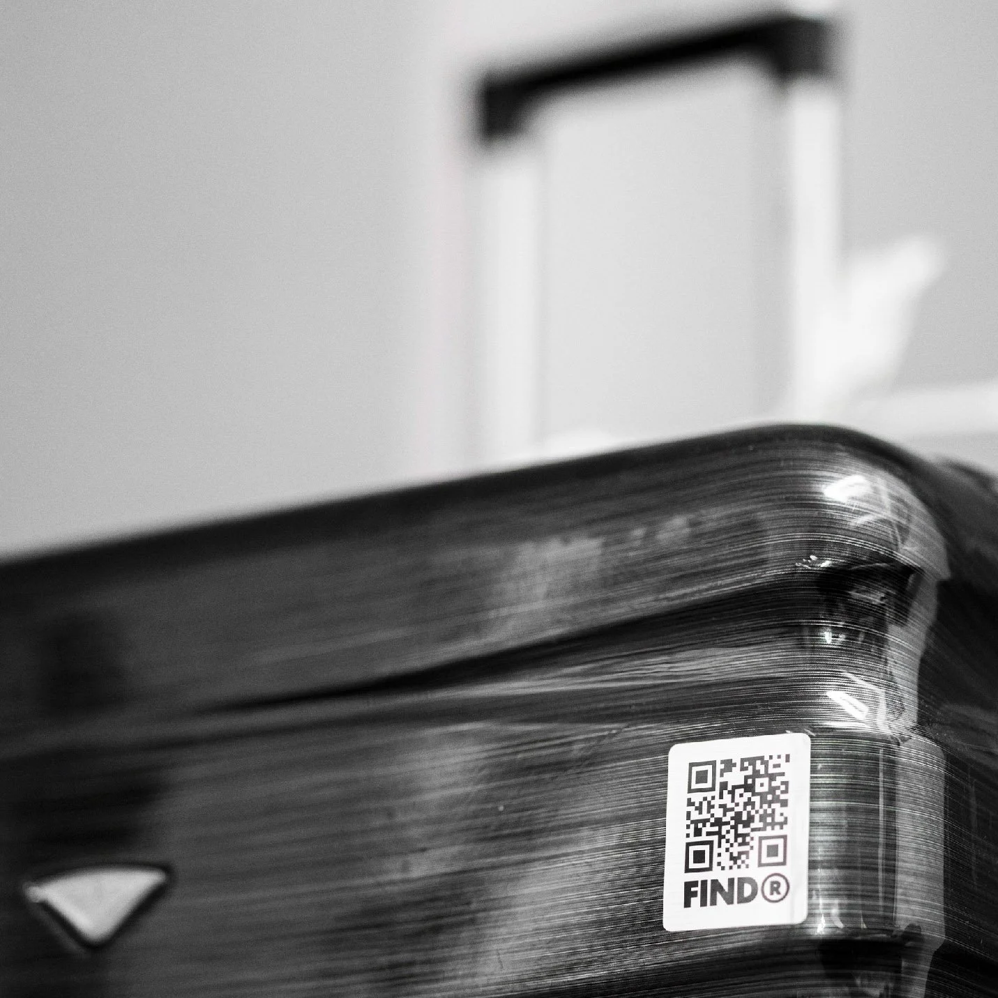 Suitcase with a FindR QR code sticker
