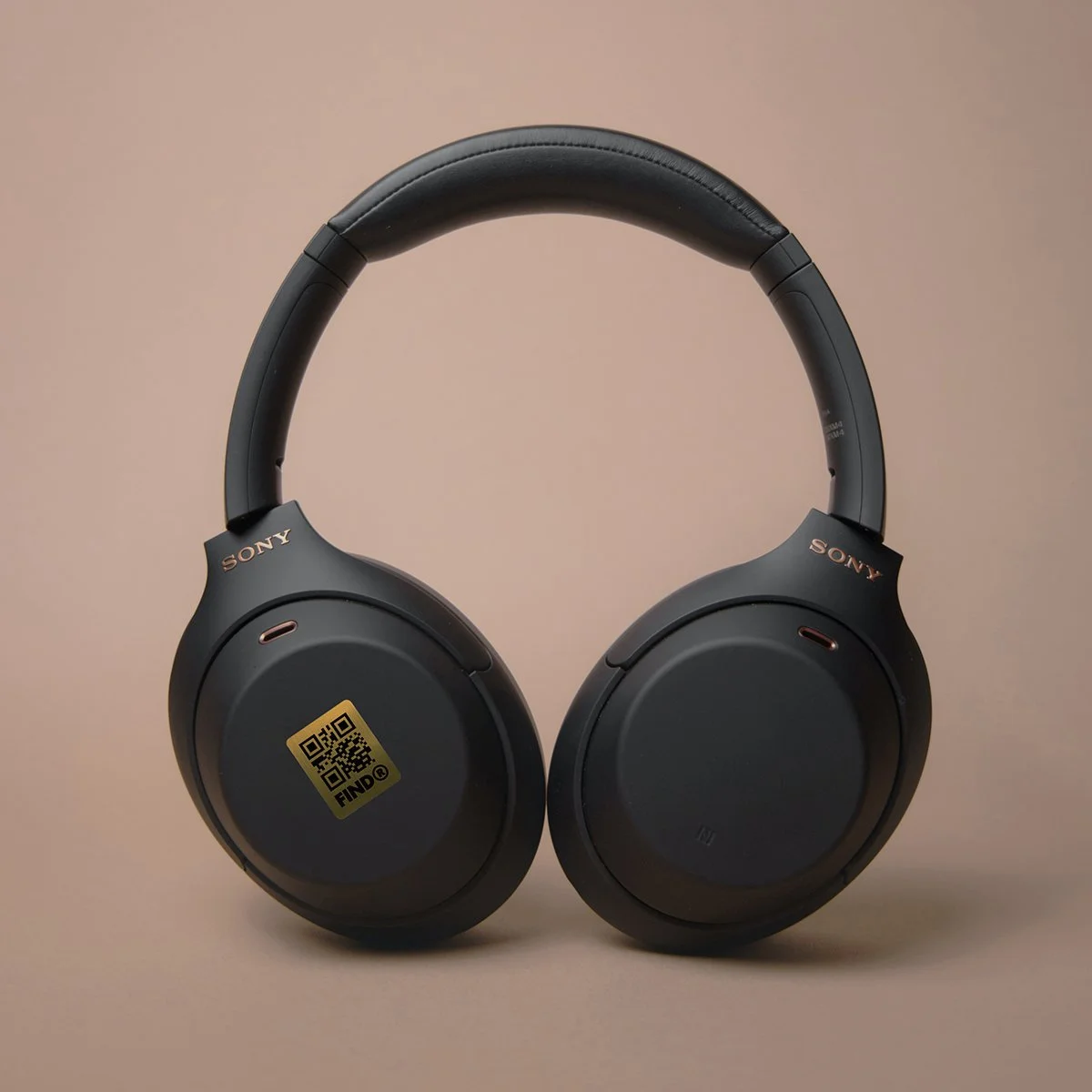 FindR QR code sticker on bluetooth noise canceling headphones