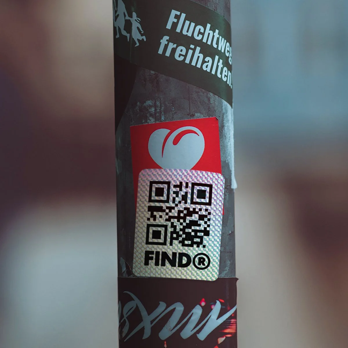 FindR QR code sticker on a pole in the street