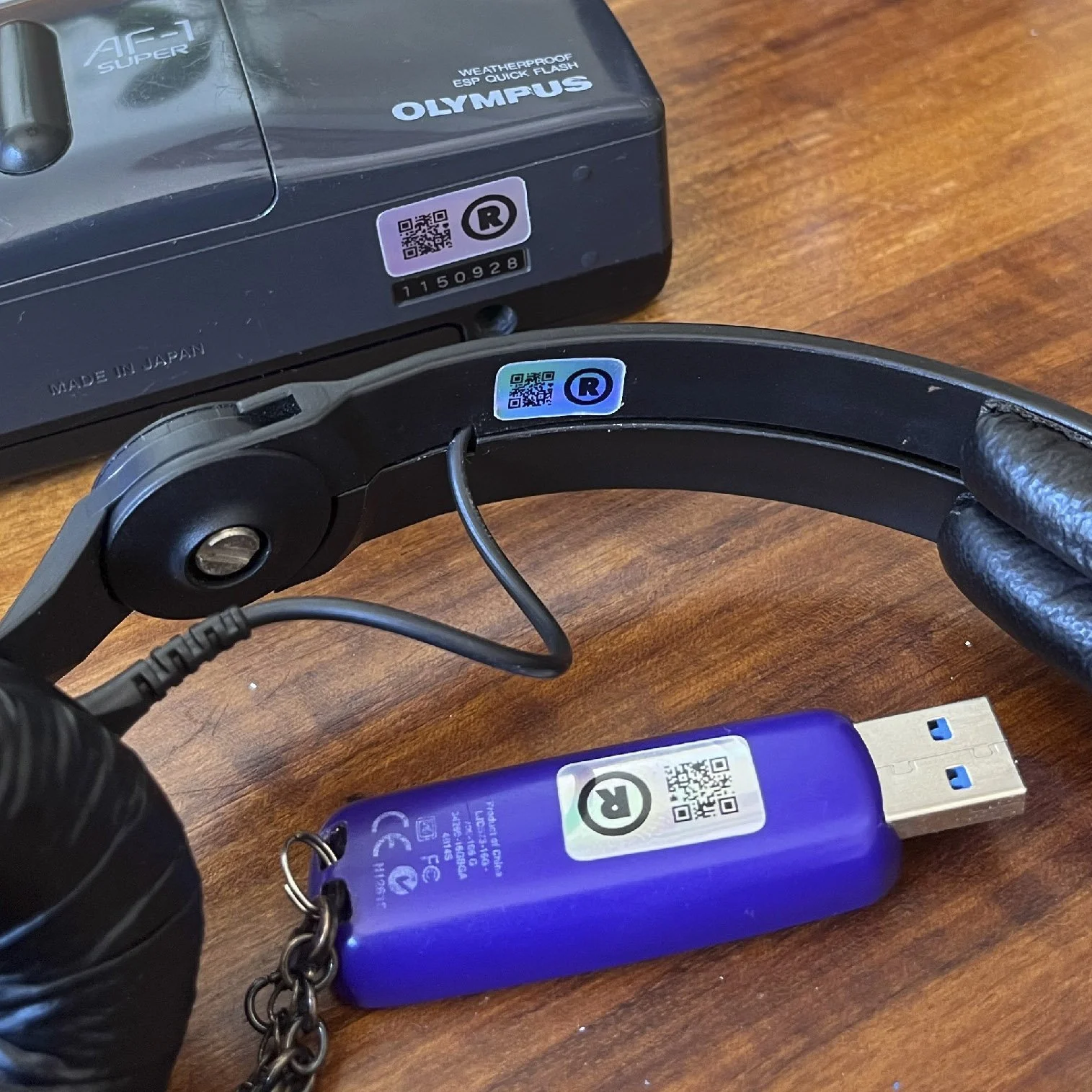 Usb key with a FindR QR code sticker