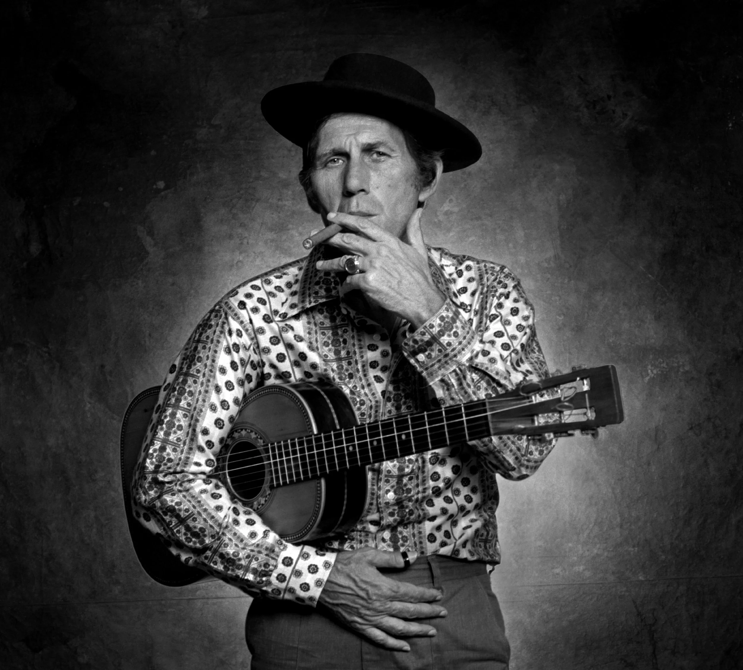 CHET AKINS; 1924-2001 / Studio portrait: 1976