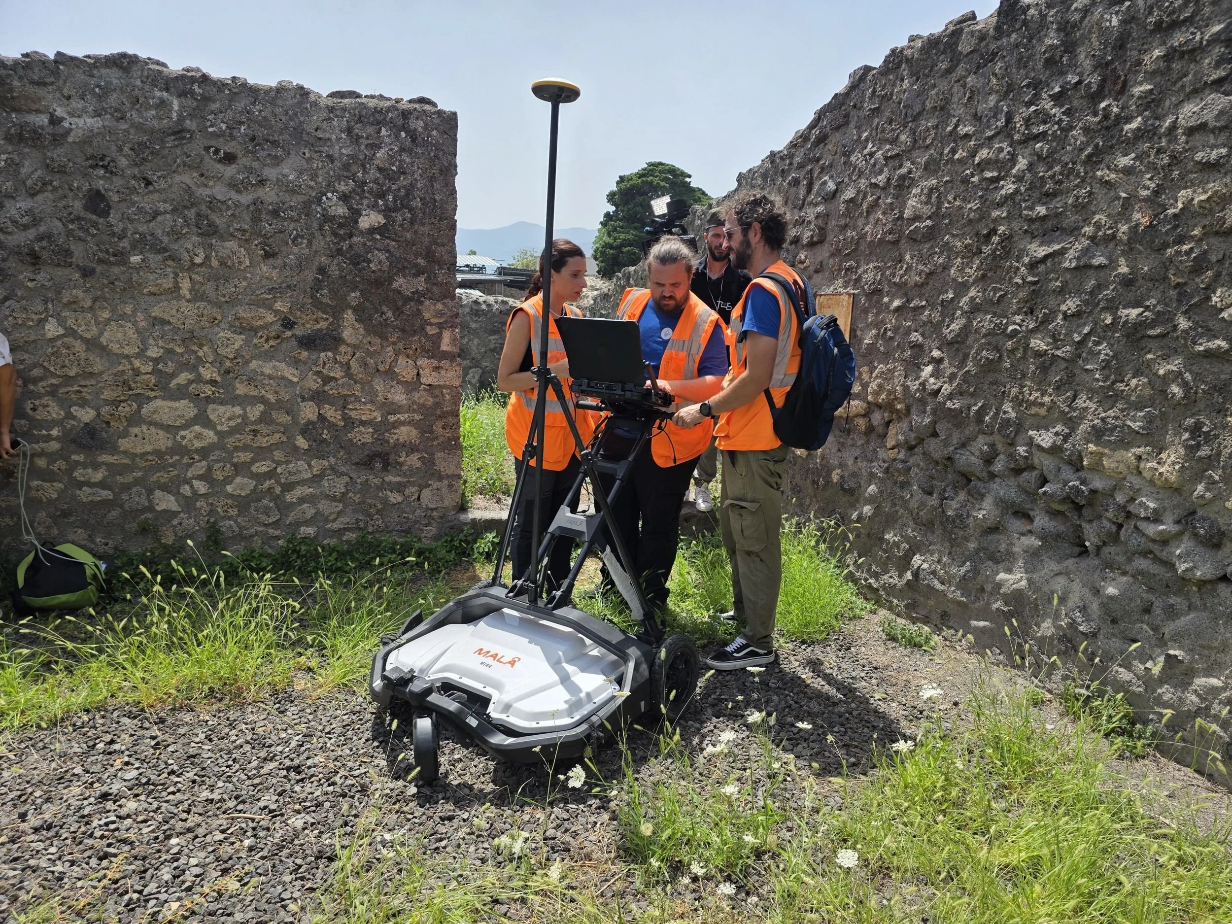ggm-earth_pompeii_13_team-mira-tablet.jpg