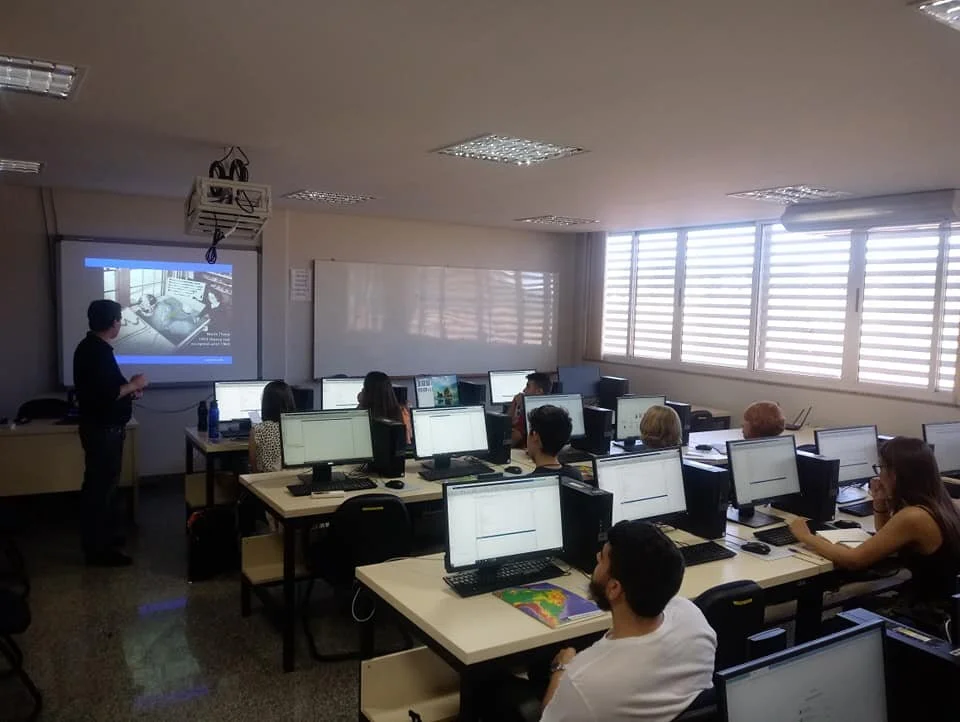 IDL at the IV Curso de Inverno of the Observatório Sismológigo- Universidade de Brasília