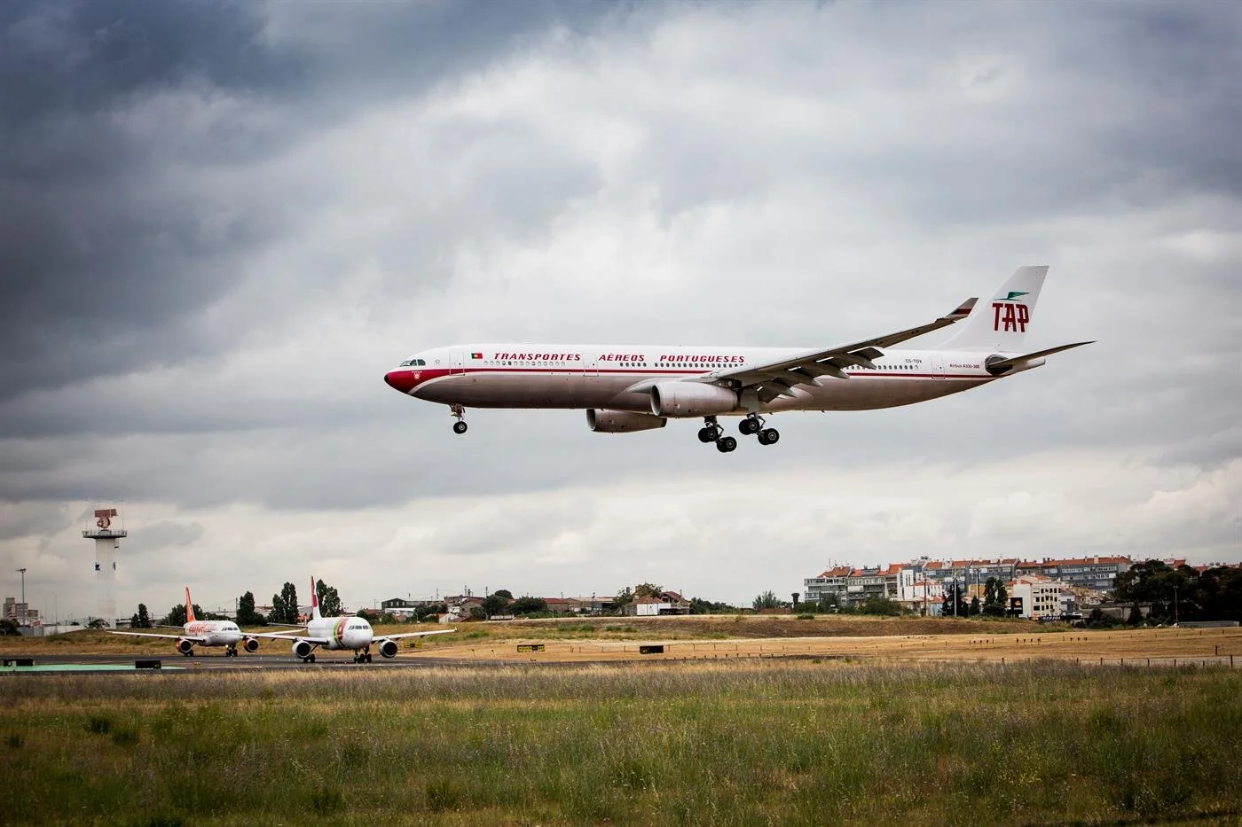 Monitoring of ultrafine particles in the surrounding urban area of civilian airport