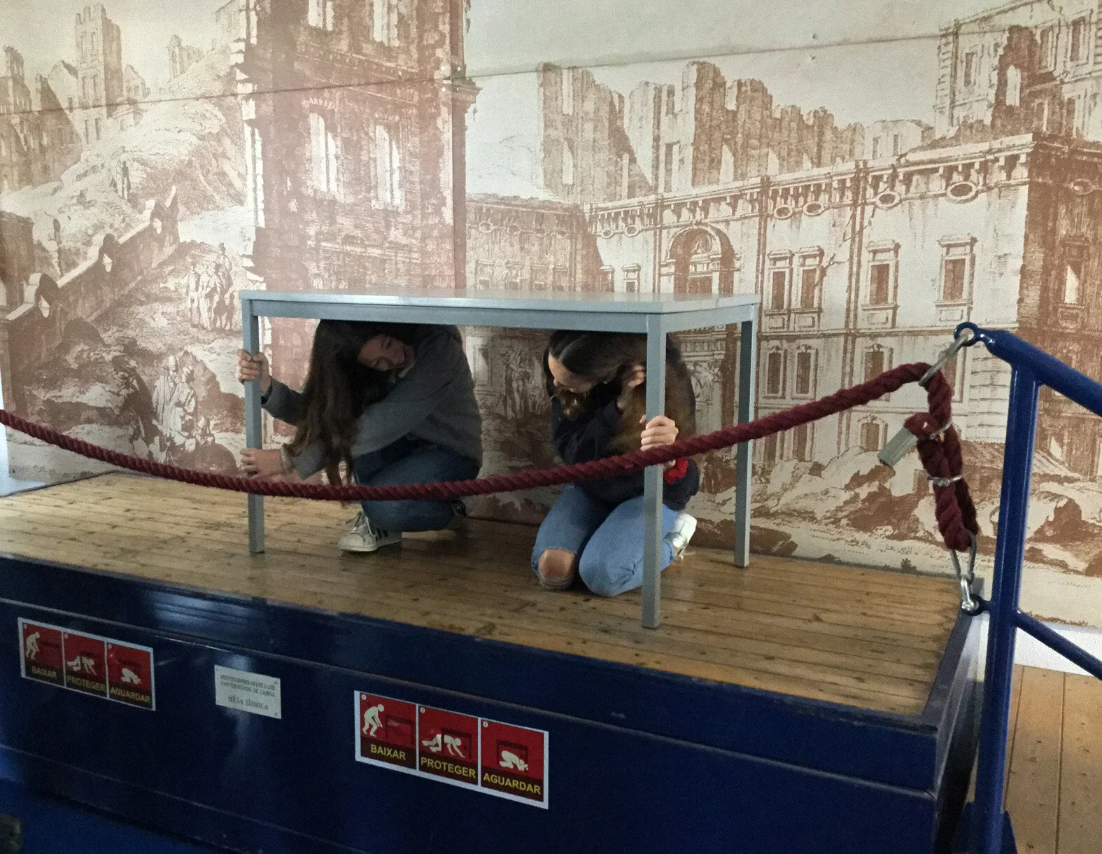 200 students try the seismic table of IDL/FCUL in March