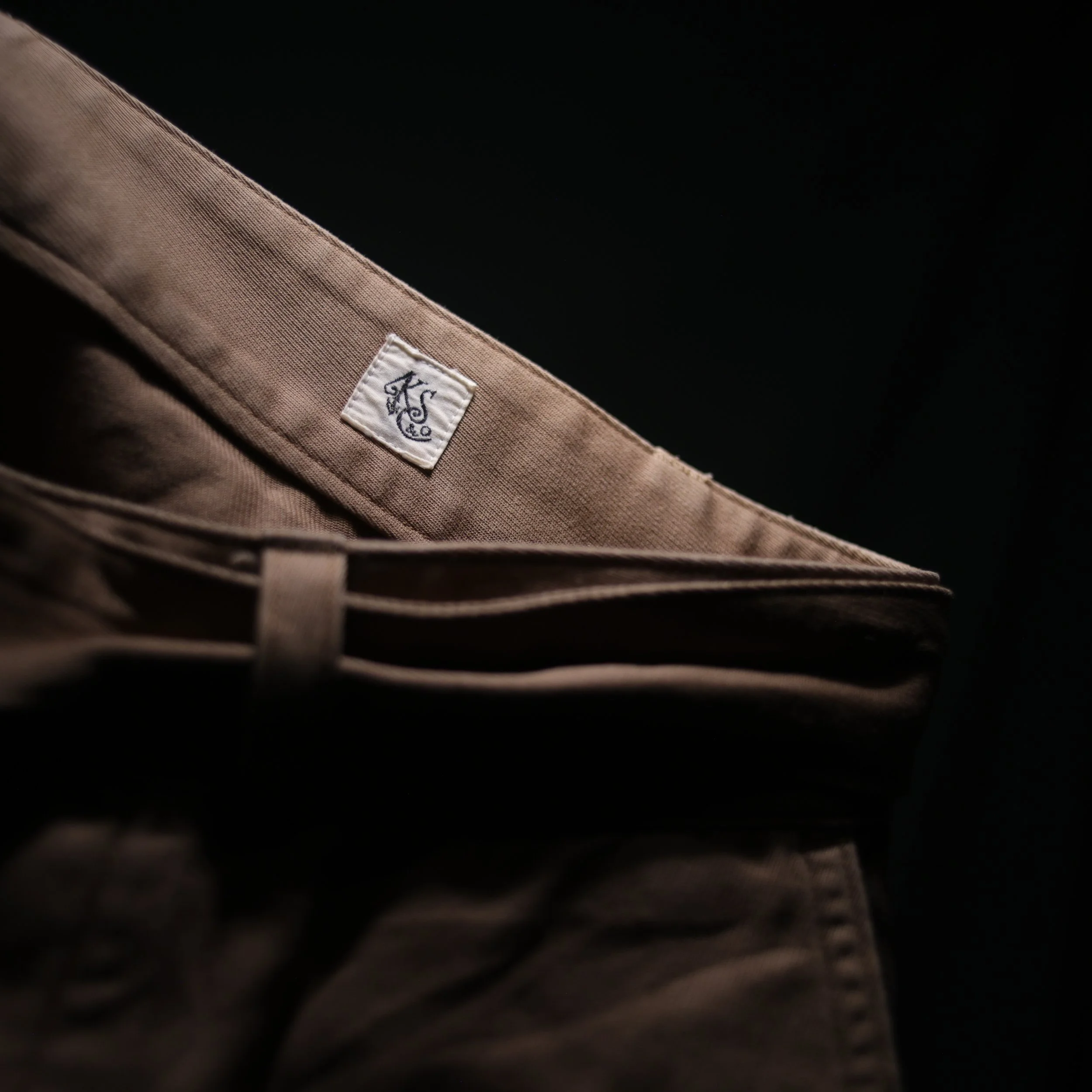 BELTED SATEEN TROUSERS