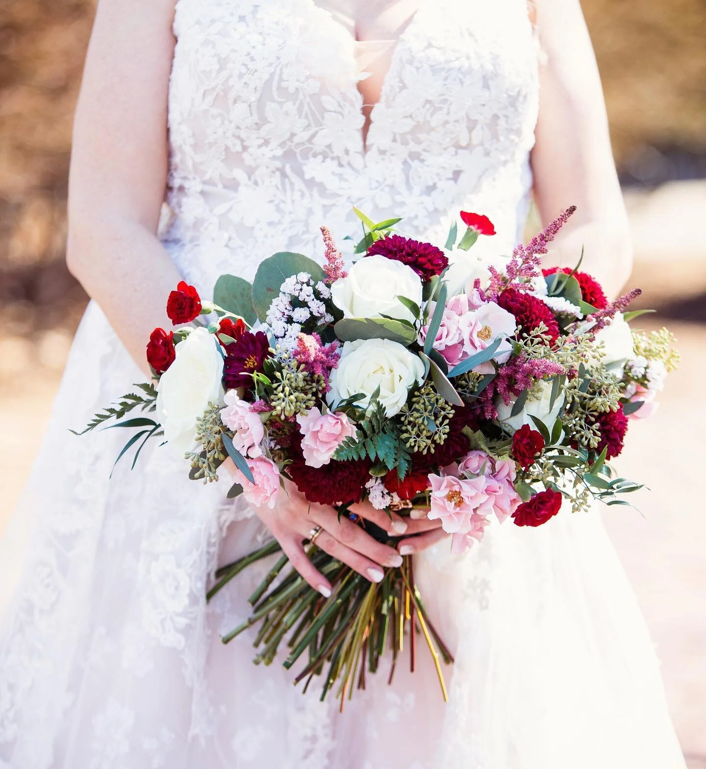 Can always count on @chelseaarnoldphotography to capture bouquets in their glory🌟