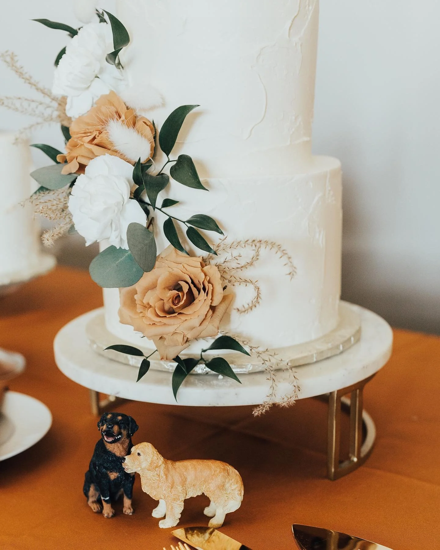 Adding your pups to your wedding cake&gt;&gt; 

Photo: @angellicaphotography 
Cake: @madebylia 
Venue: @silveroakschateau