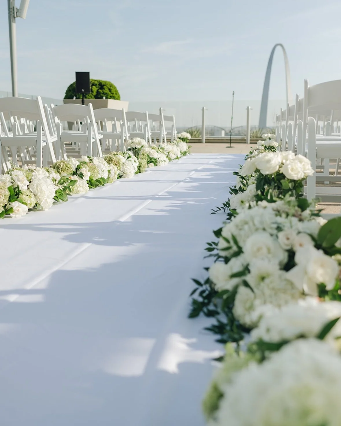 Lush aisle pieces that doubles as centerpieces🤍