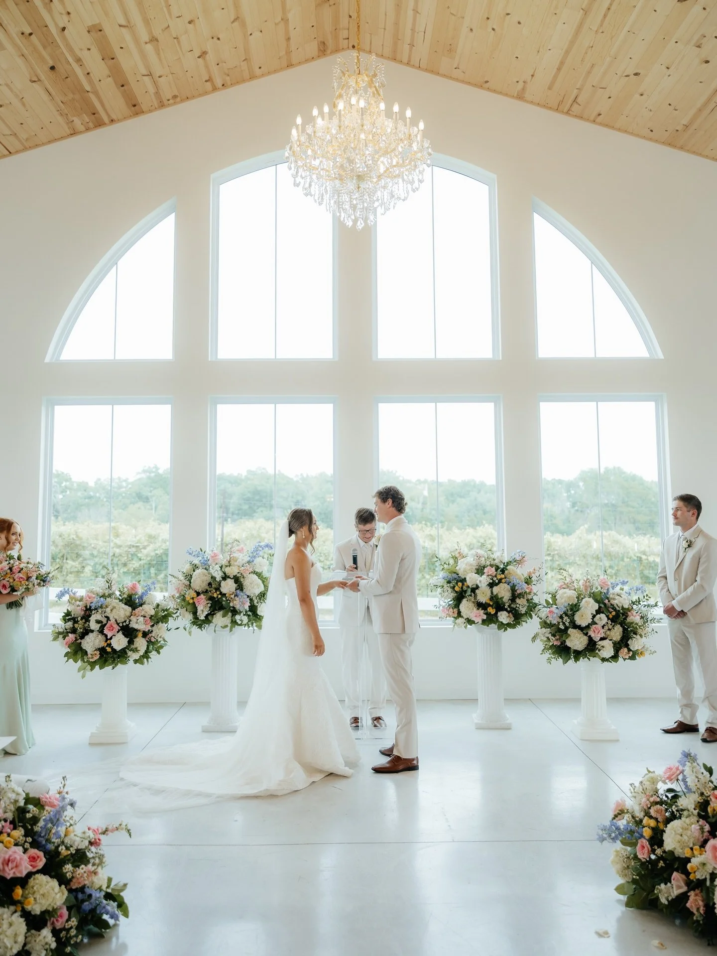 We love a good ceremony to reception floral flip!