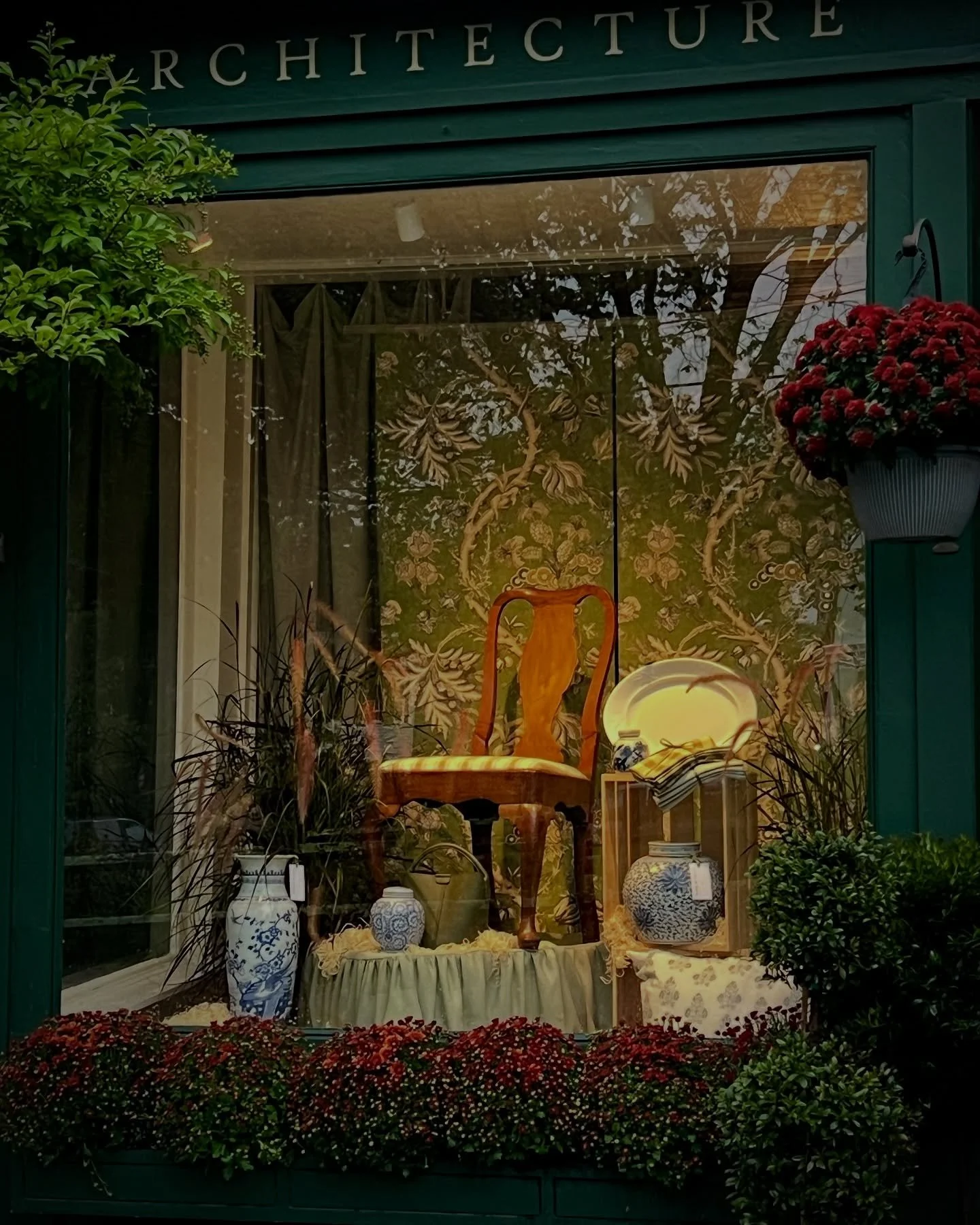 Last night:  rainy, wood smoke, Fall🍁

#graciousliving #design #timeless #style #gardens #antiques #interiordesign #classicstyle #sharingaworldofshops #gratitude