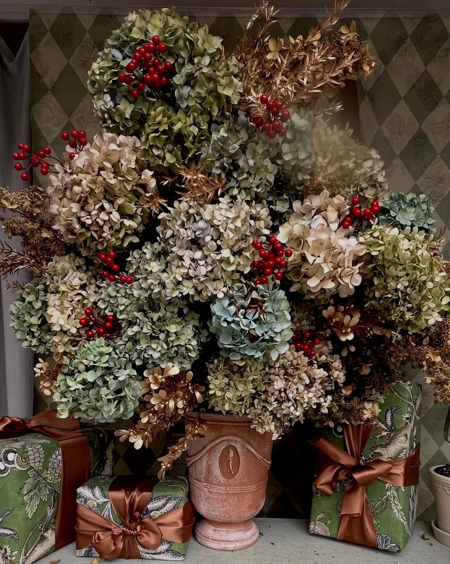 Friends and family are already arriving to Cape Cod for the Holidays&hellip;and we&rsquo;re looking forward to seeing everyone! 

(This Summer&rsquo;s hydrangeas dried particularly lovely&mdash;and are dressed and ready for the Season!)

#graciousliv