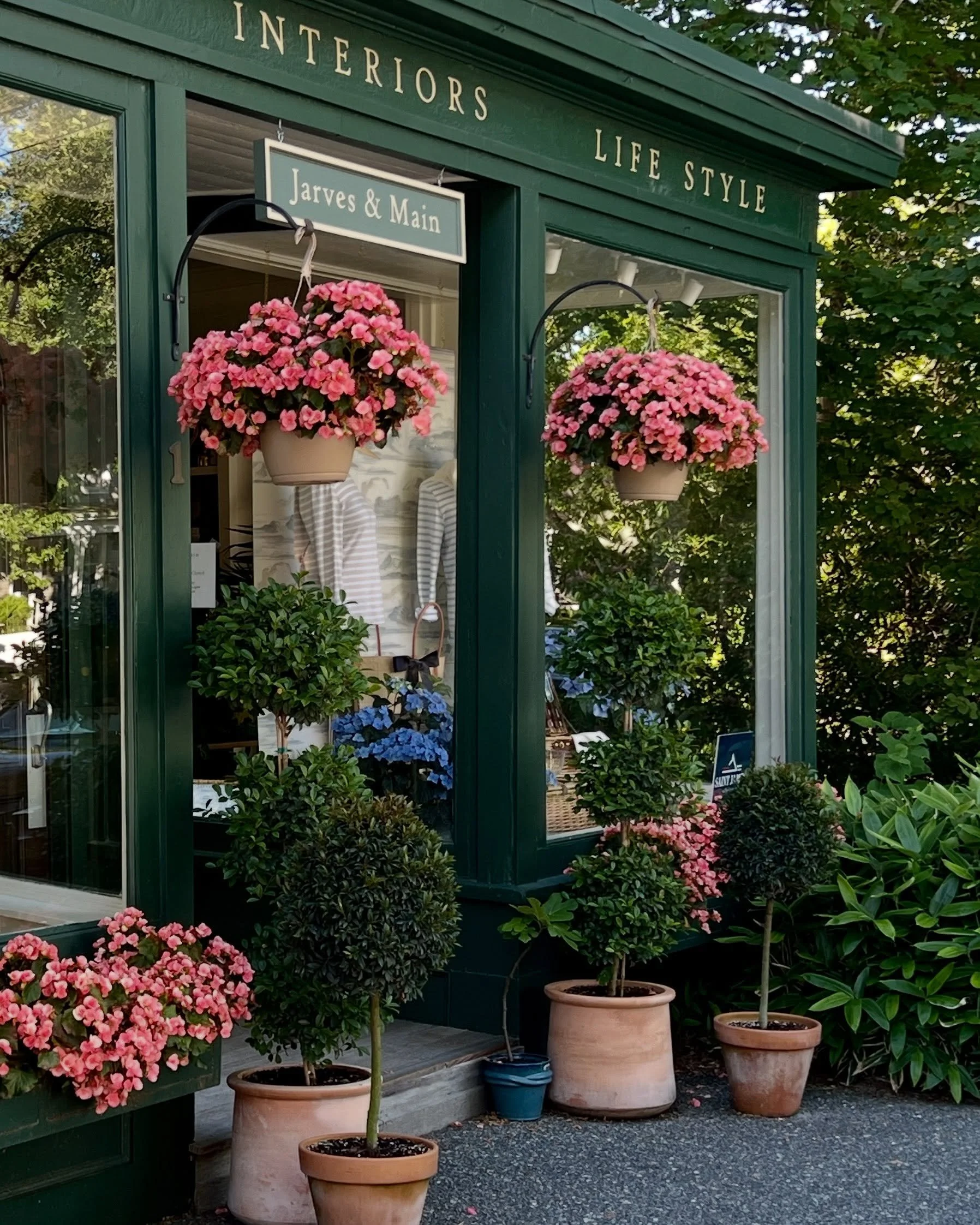 Amazingly we have reached the middle of August! (?) Over the past 5 years we created many lovely vignettes here at Jarves &amp; Main that celebrate the beauty and lush green of Summer!  From the archives&hellip;
