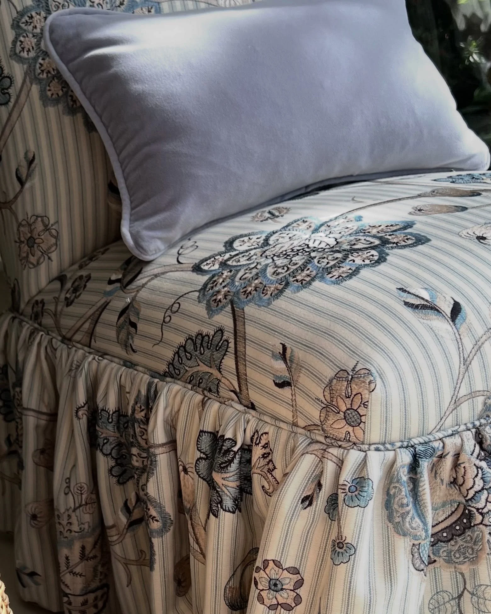 A design for lovely custom chair&mdash;beautifully suited for a bedroom, dressing room&hellip;but really perfect just about anywhere!

@cowtanandtout @manuelcanovasparis 
@cowtanboston
leslie-jonvickory