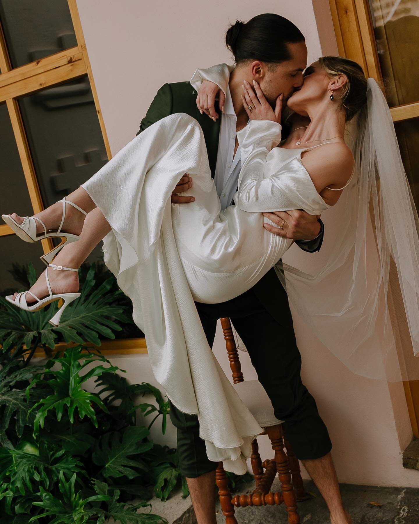 💸 The cost of a wedding in San Miguel De Allende can vary widely depending on the wedding size, the venue's location and style, and the vendors and services involved. 

However, here is a rough estimate of the average cost of a wedding in San Miguel