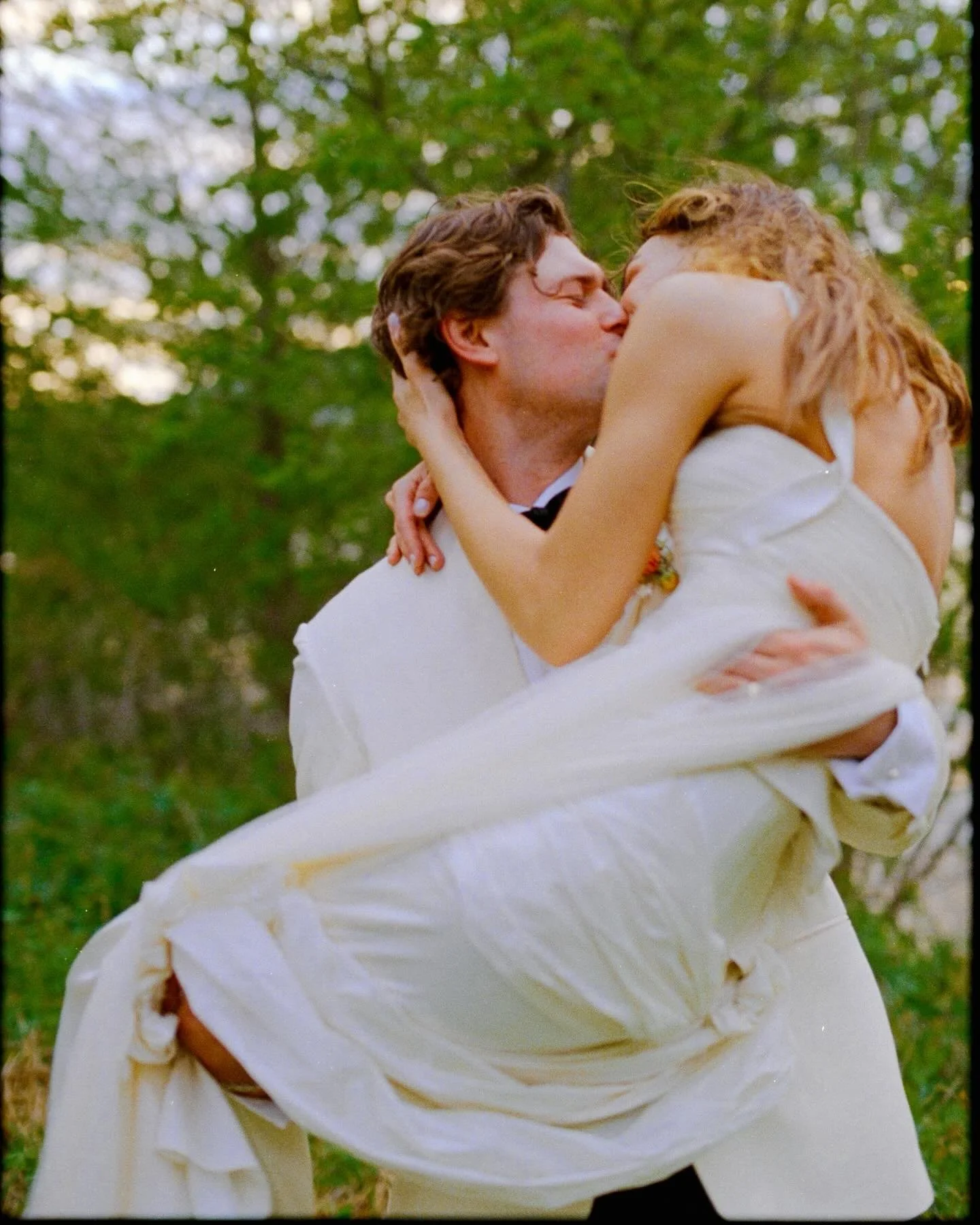In a world full of AI, Gigi and Brent are still keeping it real. All film 🎞️ 

@contemporaryatx
@pearleventsaustin 
@tobafloralstudio 
@premiereeventstx 
@mikesdancefloorrentals 
@peachedtortillacatering 
@moontowerrentals 
@mossmanproductions @jenk