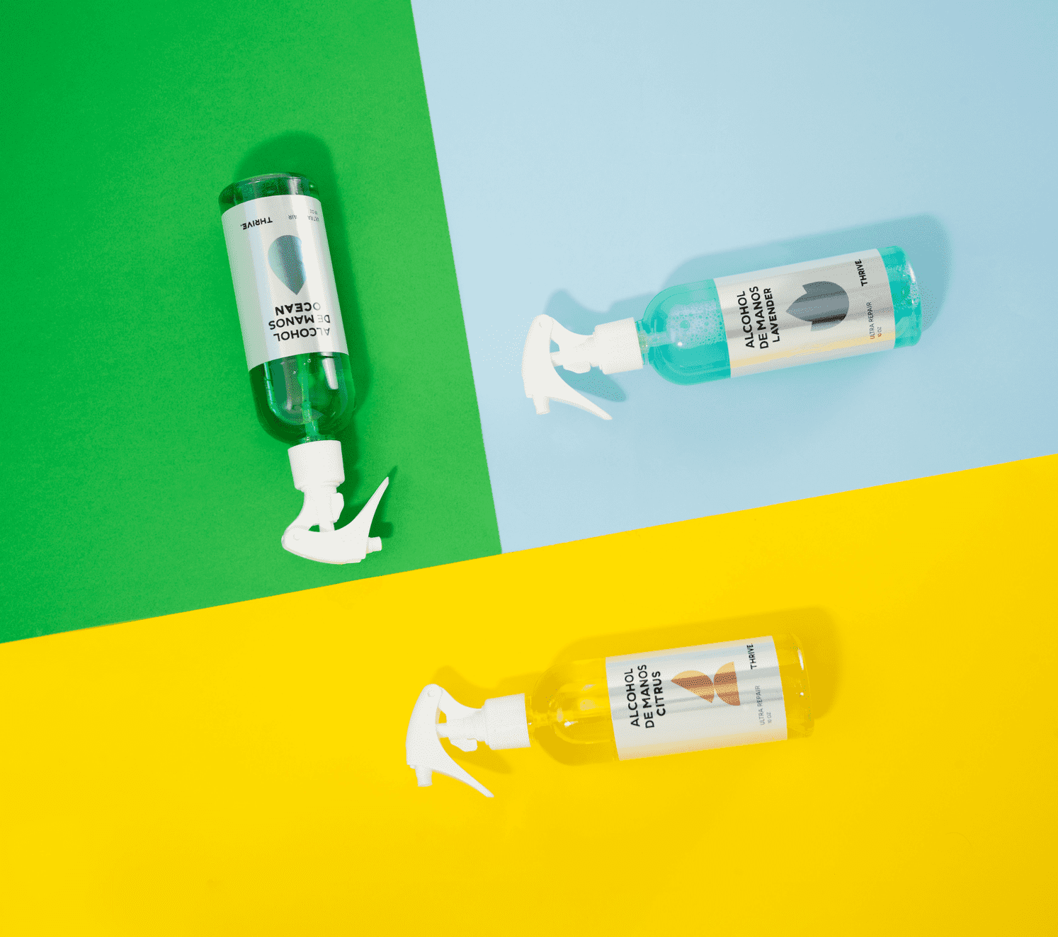 Tres botellas rociadoras con Bopp metalizado hecho por Industrias Omega