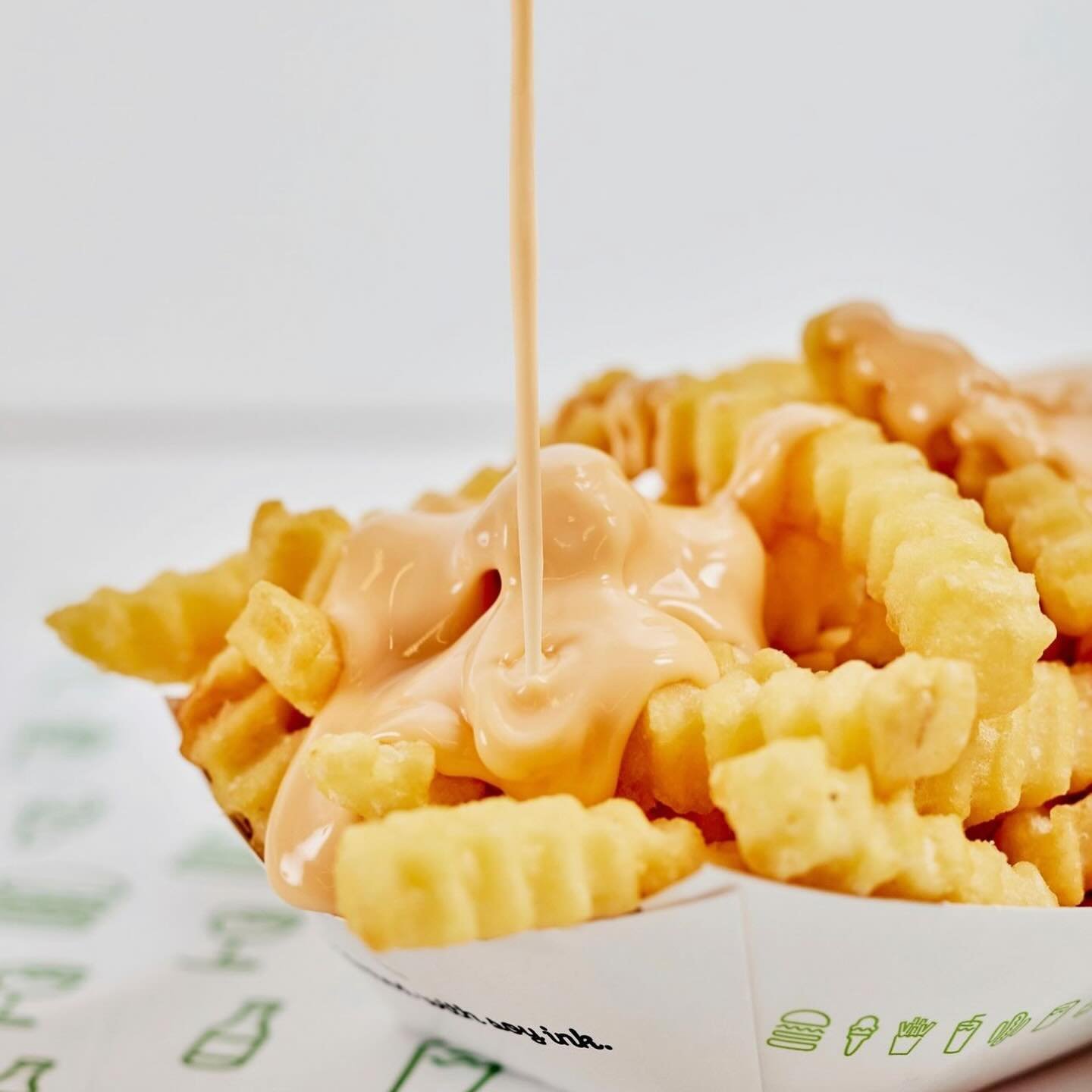 Ready to shake up your day? 🍔✨ Dive into deliciousness with @shakeshack crave-worthy creations! 

Give us all the cheesy fries! 🍟🧀 

📍The Beacon La Costa