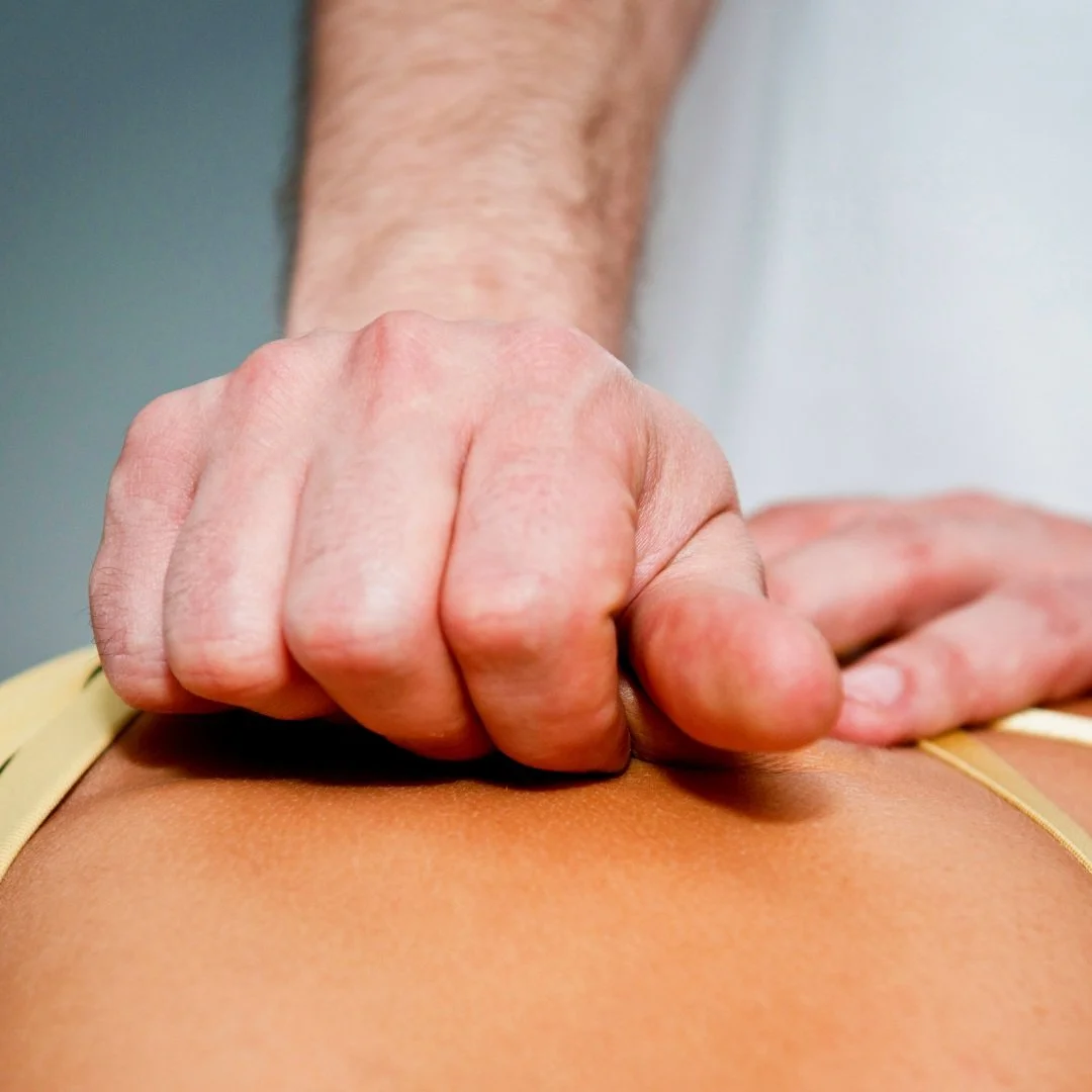 Prehĺbte svoje vedomosti v masážnych technikách. Kurz mäkké a myofasciálne techniky vás naučí riešiť svalové dysbalancie, zlepšovať krvný obeh a biomechaniku klientov. Získajte uznávaný certifikát a zvýšte svoju odbornú hodnotu!