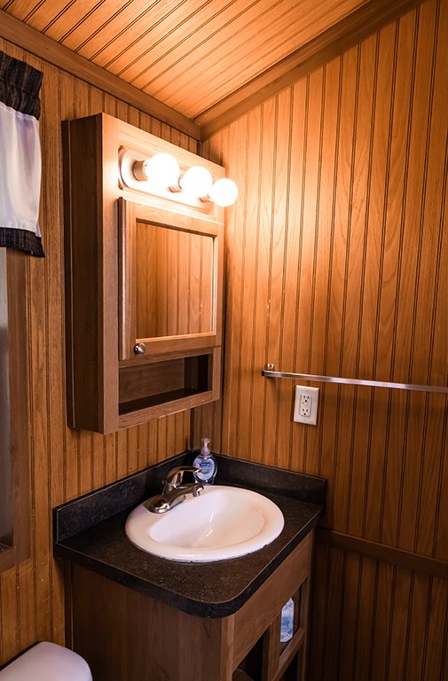 MEDIUM CABIN BATHROOM