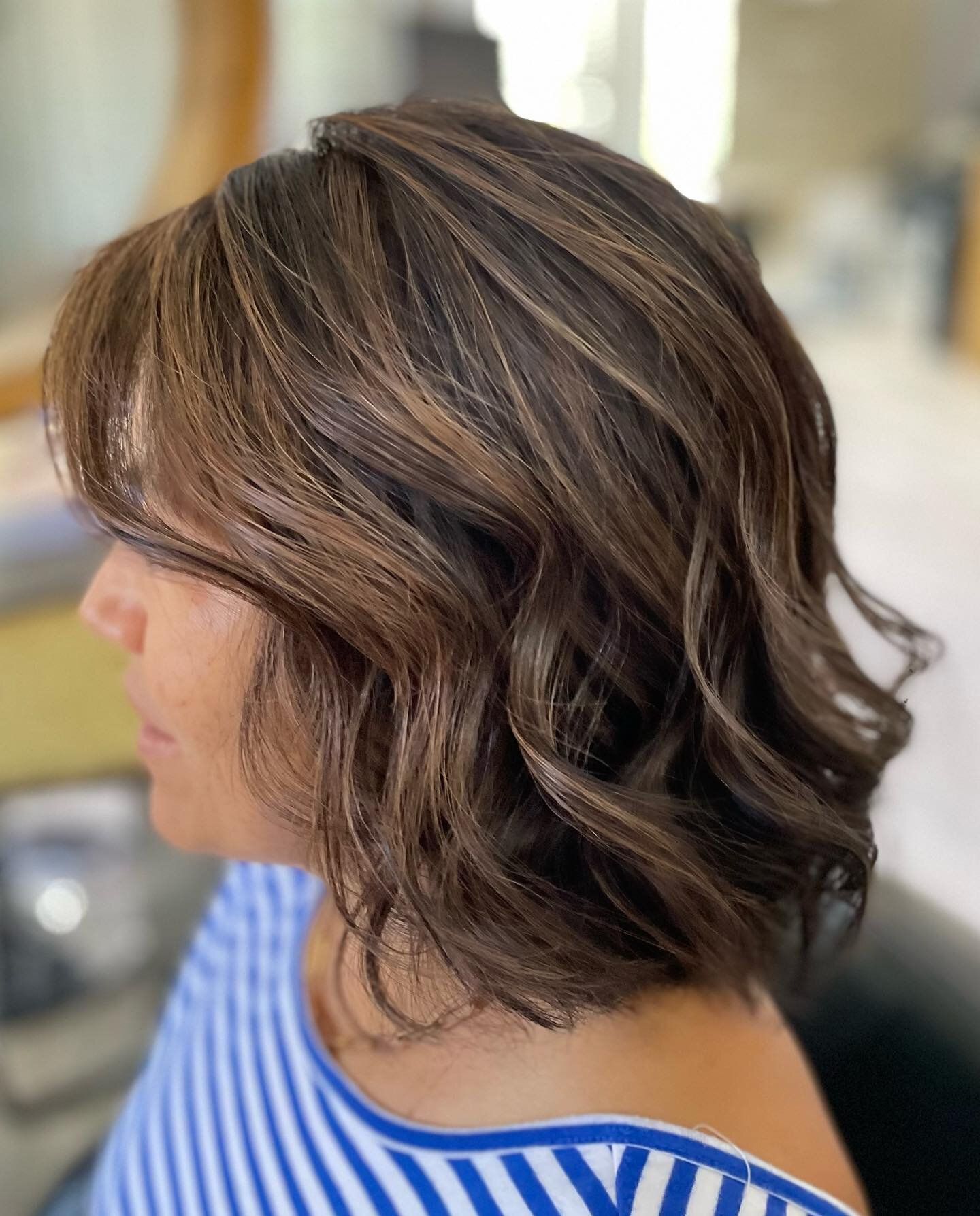 Absolutely loved working with Veronica. It was her first visit and we wanted to brighten up her color for the summer but also make it low maintenance and natural looking. We did a root smudge with some foilyage.
&bull;
&bull;
&bull;

#tempesalon #tem