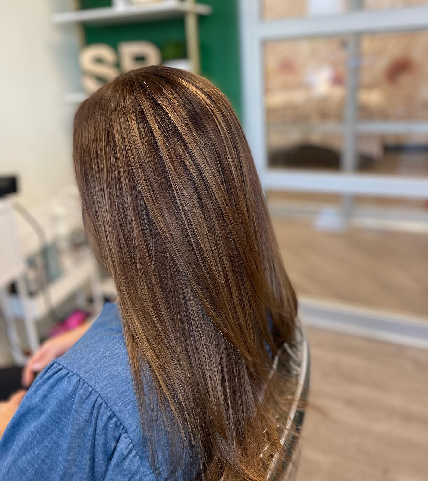 Re-vamping grown out brassy highlights with lowlights,a glaze,and a retouch.
@mysalonsuite_chandlervillage 
&bull;
&bull;
#tempesalon #tempehairstylist #scottsdalehair #gilbertsalon #phoenixsalon #gilberthairstylist #chandlerhairstylist #chandlerhair