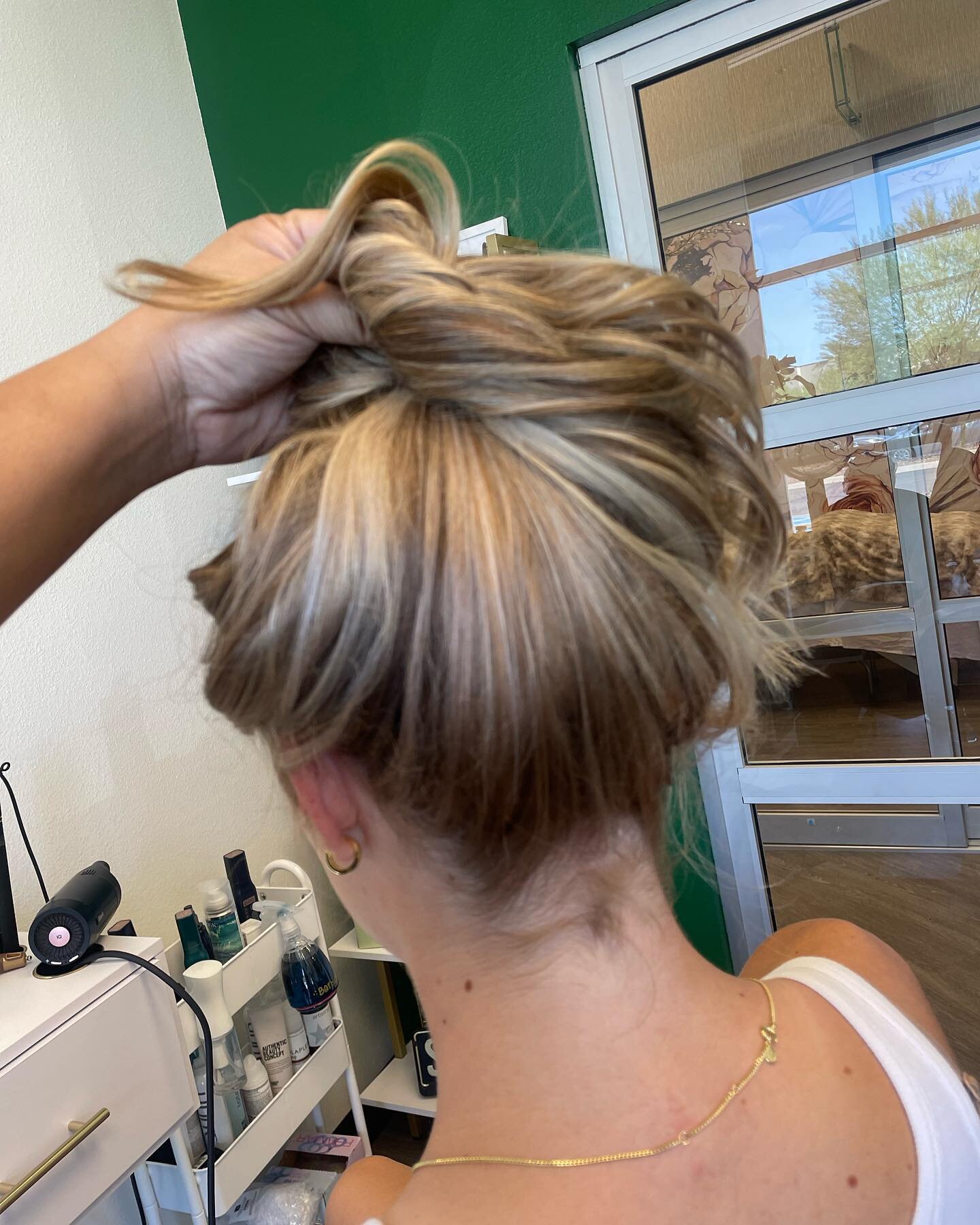 It's all in the details...hairline needed some love with babylights.
&bull;
&bull;
&bull;
&bull;
&bull;
&bull;
#shearroots #rootmelt #blondehair #balayage #highlights #babylights #phx #tempehairstylist #tempesalon #lowlights #hairpainting #chandlersa