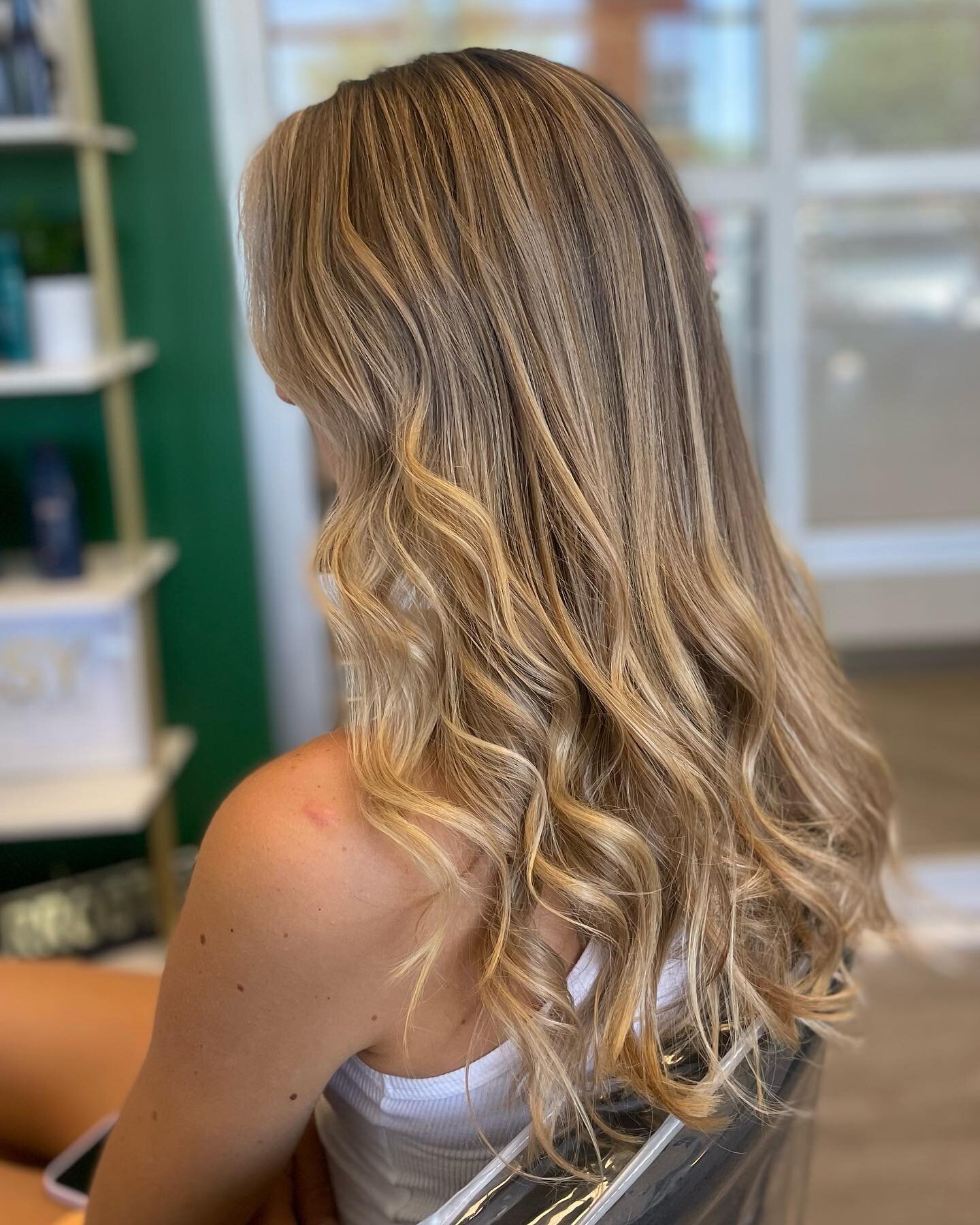 Had the pleasure of working with this beauty Lauren. Our goal was to add dimension in her hair to give it a lived  in look that would be low maintenance. 
&bull;
&bull;
&bull;
#shearroots #rootmelt #blondehair #balayage #highlights #babylights #phx #