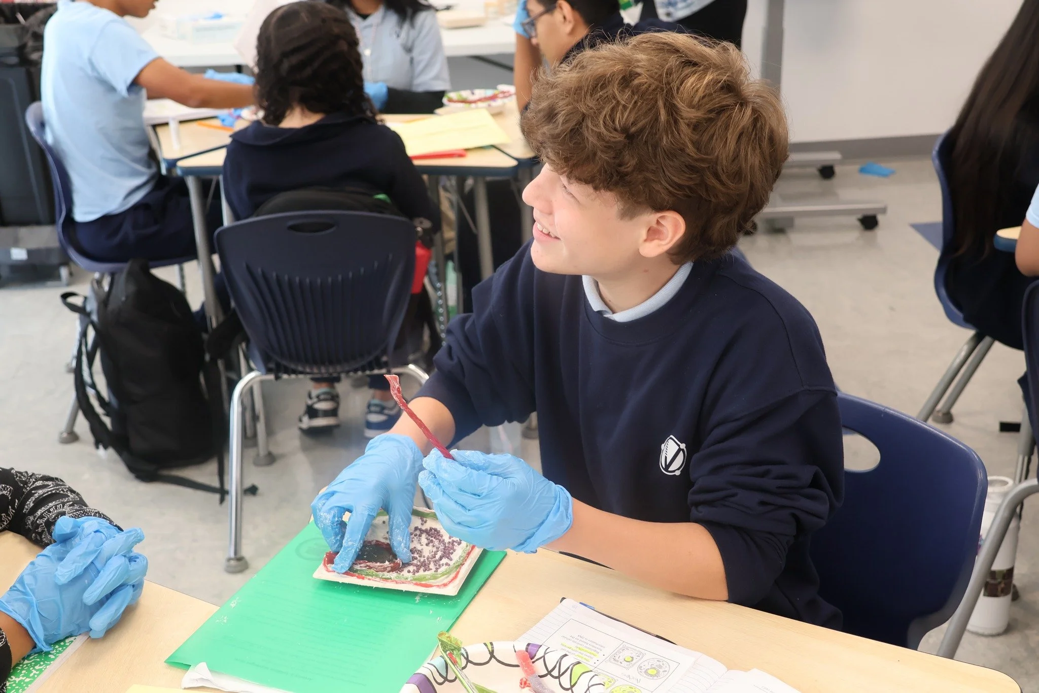 From gummy mitochondria to licorice cell walls, science never tasted so sweet! 🍭🧬 Our scholars brought biology to life by building plant and animal cells out of candy! 🌱🐾 🌿🐳