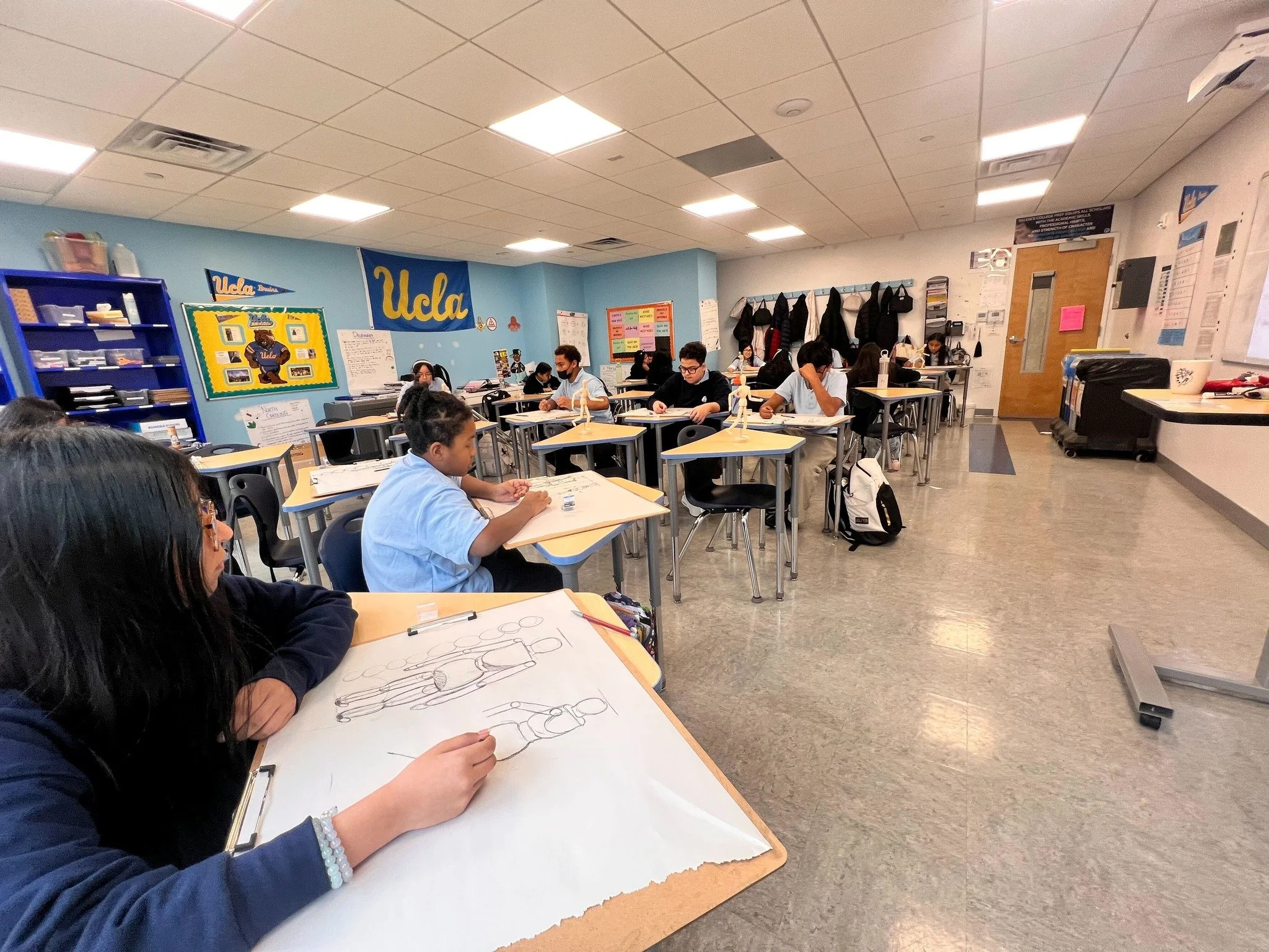 Practicing figure drawings based on observation in 7th Grade Art! 🖼️