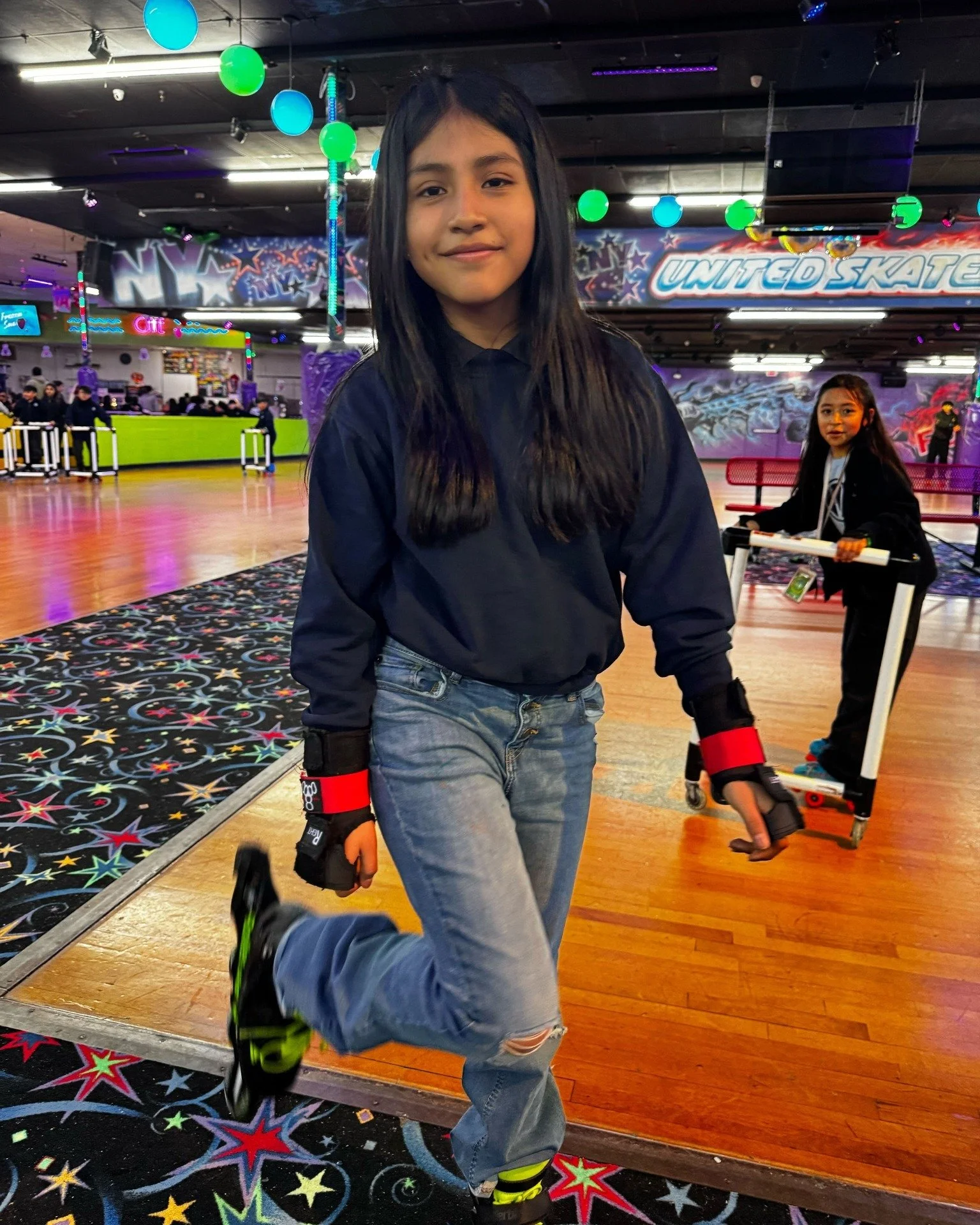 Valence on ice before the break ❄️⛸️ We laced up, hit the rink, and showed off some serious (and not so serious 😅) skating skills! ✨