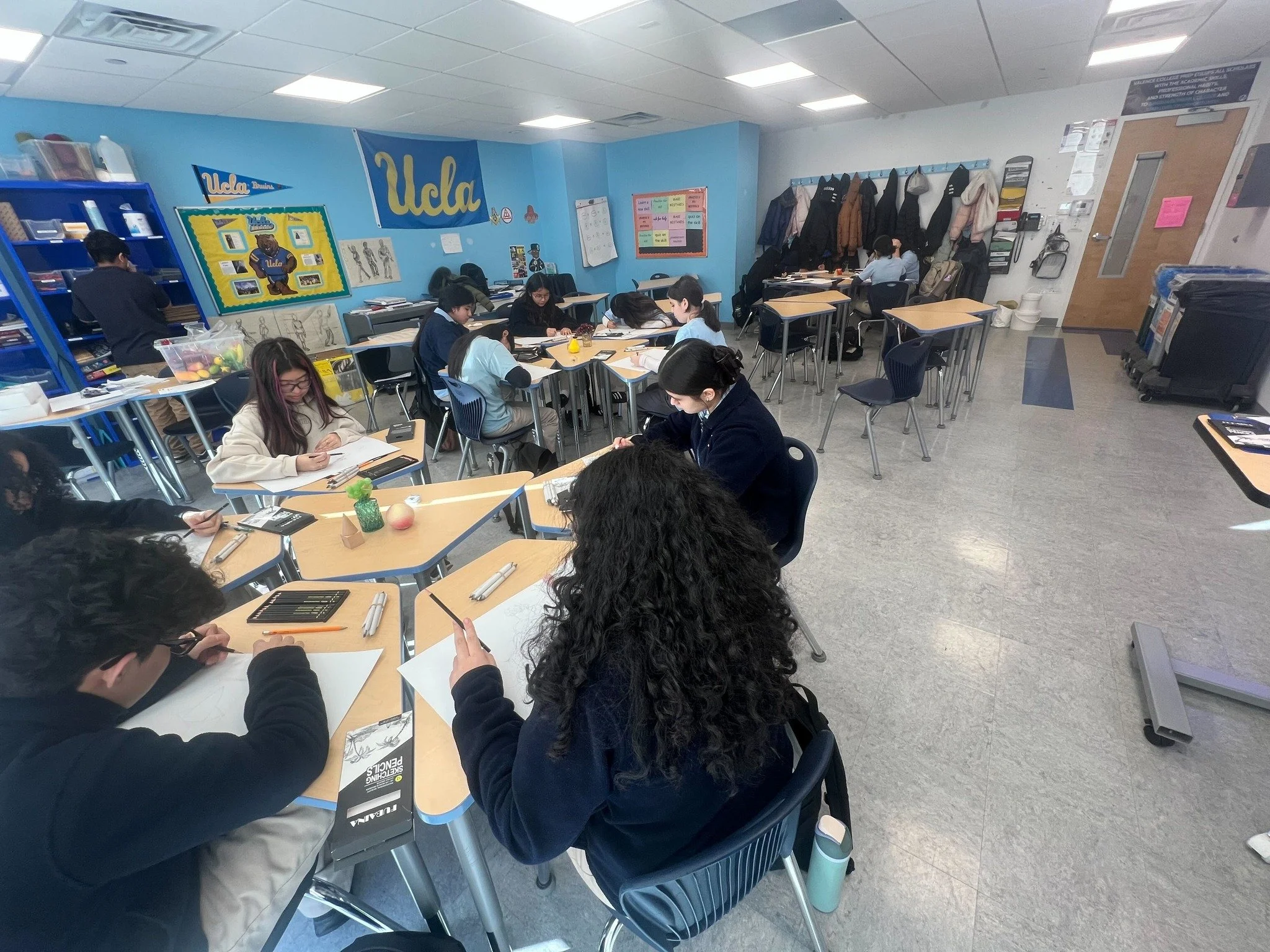 7th grade students working on their still life drawings project 🎨