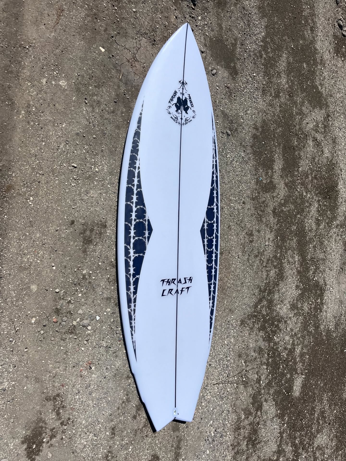 After the birth of the splinter, something was missing in the fast and loose series - a groveler that performed the same in sub par surf. The TRAILER TRASH features a double wing/ single concave and subtle flip out the swallow tail that creates a tri