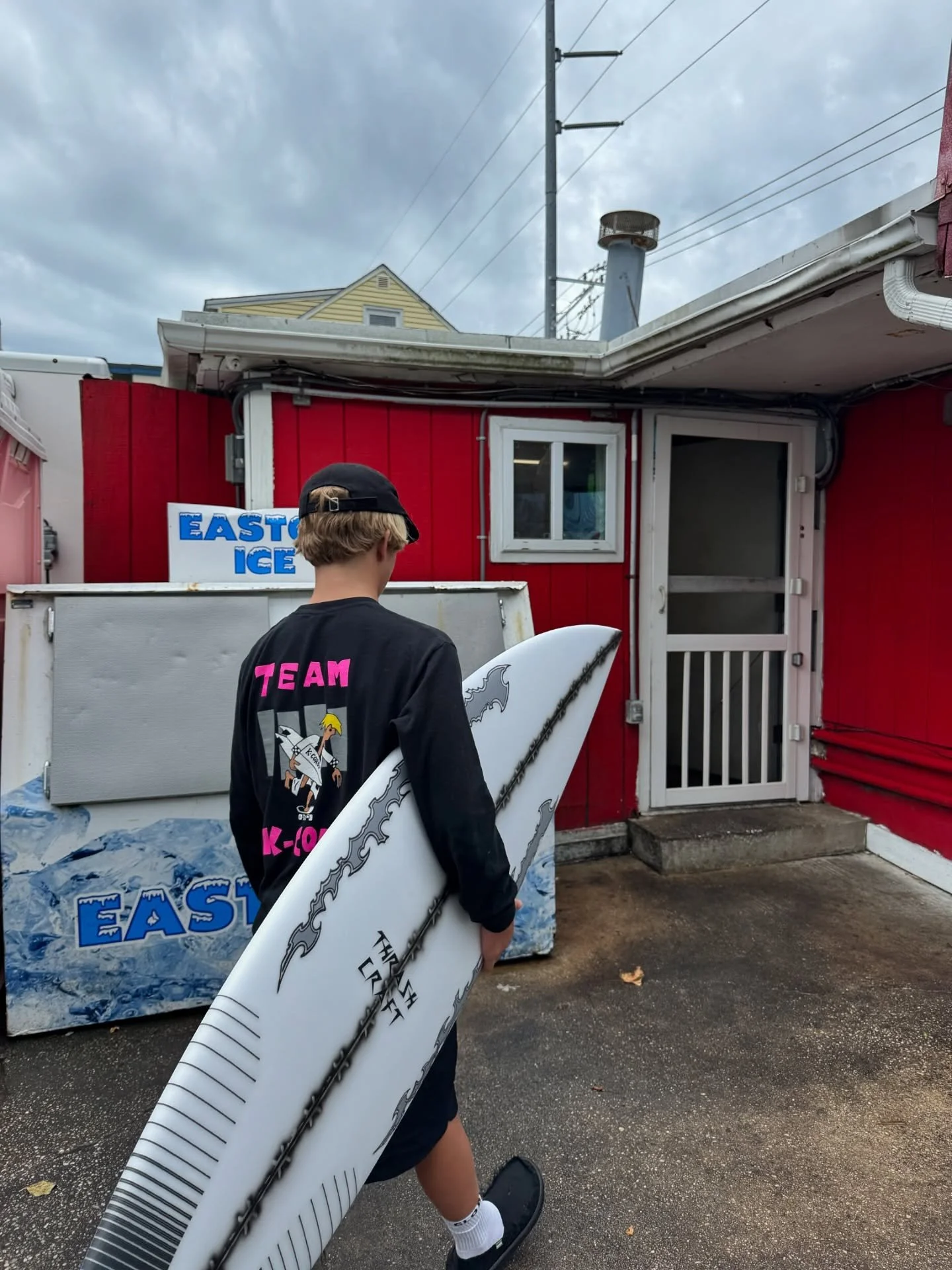 @ck.winter with a new EPS B$ 🚨🦇
Swing by @kcoastsurfshop to check out remaining stock before a new batch lands in the boardroom next month 🫡 #thrashtheprocess #kcoastsurfshop